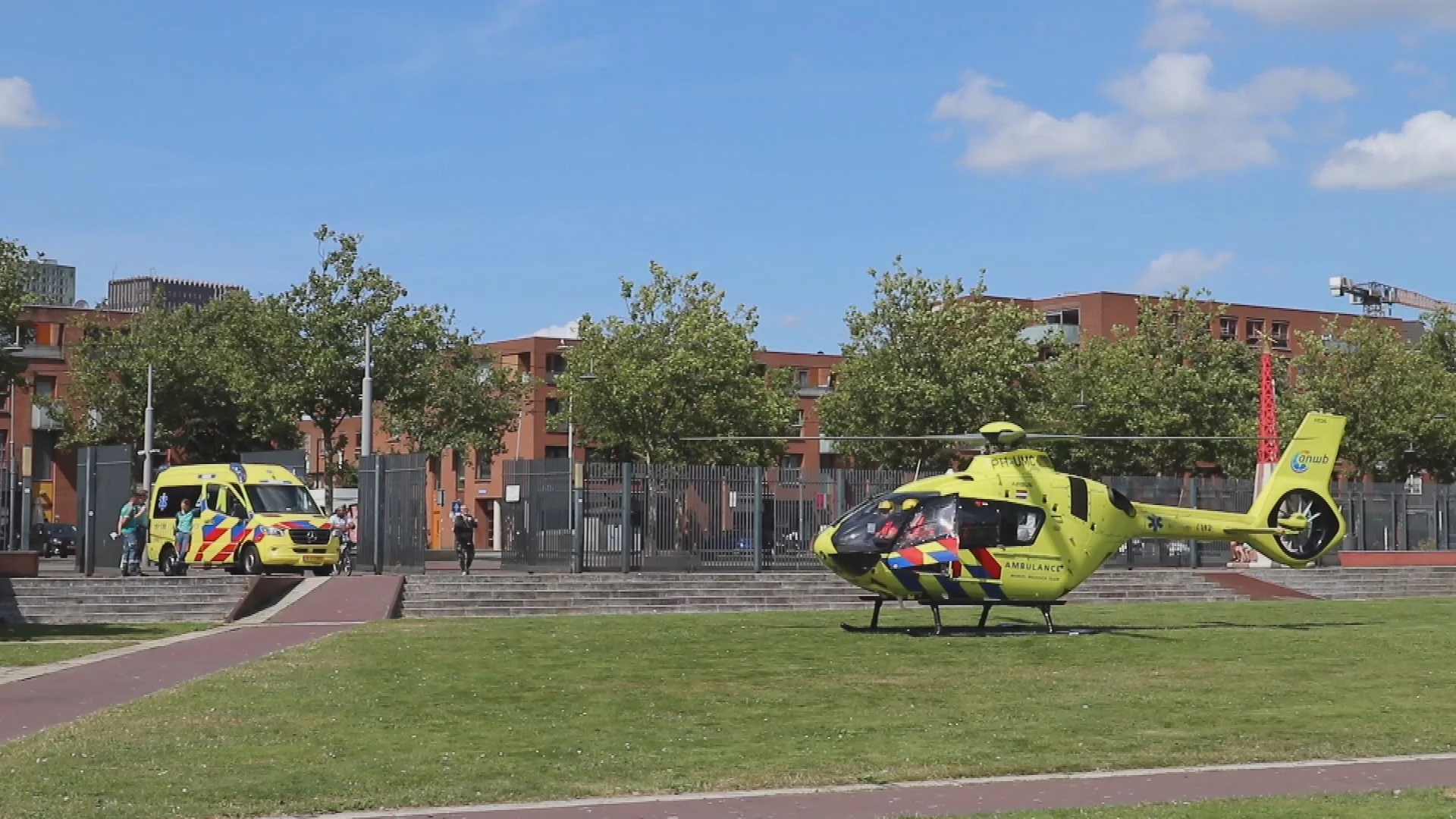 Gewond kindje in woning Rotterdam: gereanimeerd en in zorgelijke toestand naar ziekenhuis