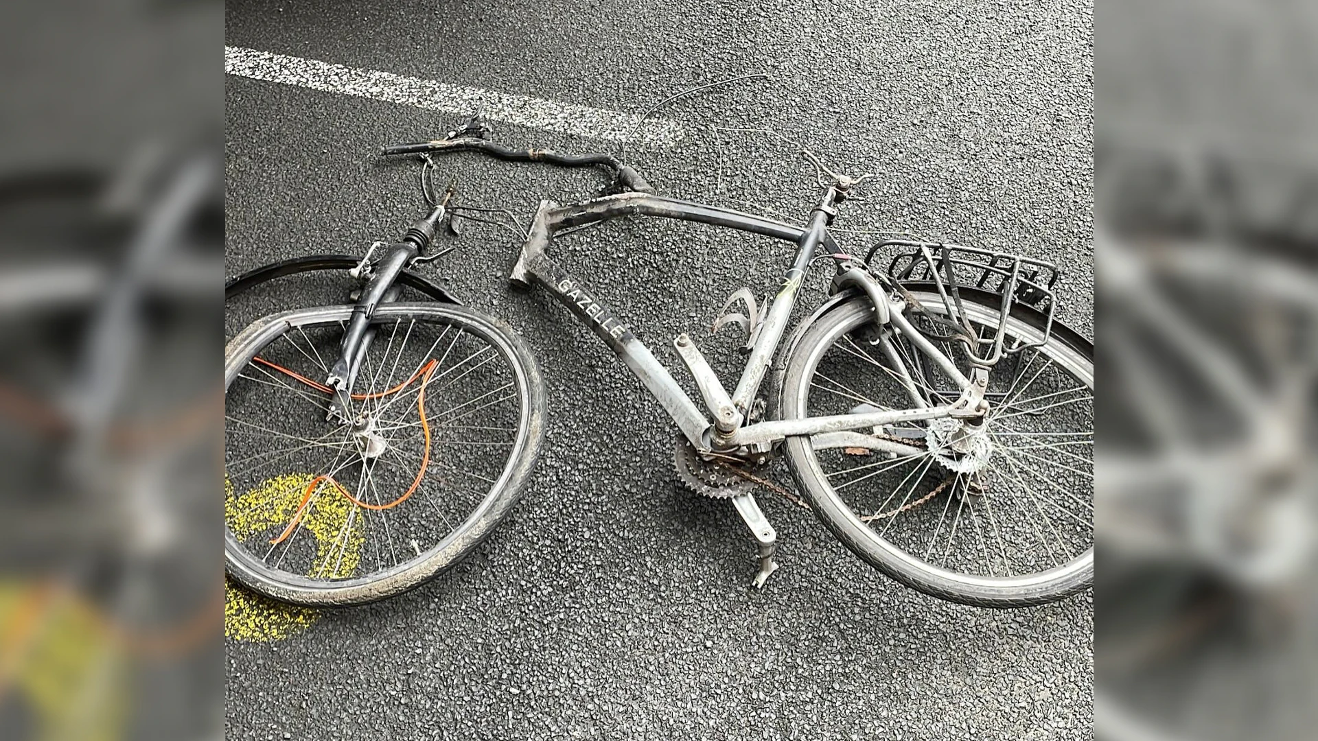 Auto's beschadigd geraakt door van brug gegooide fietsen op A28