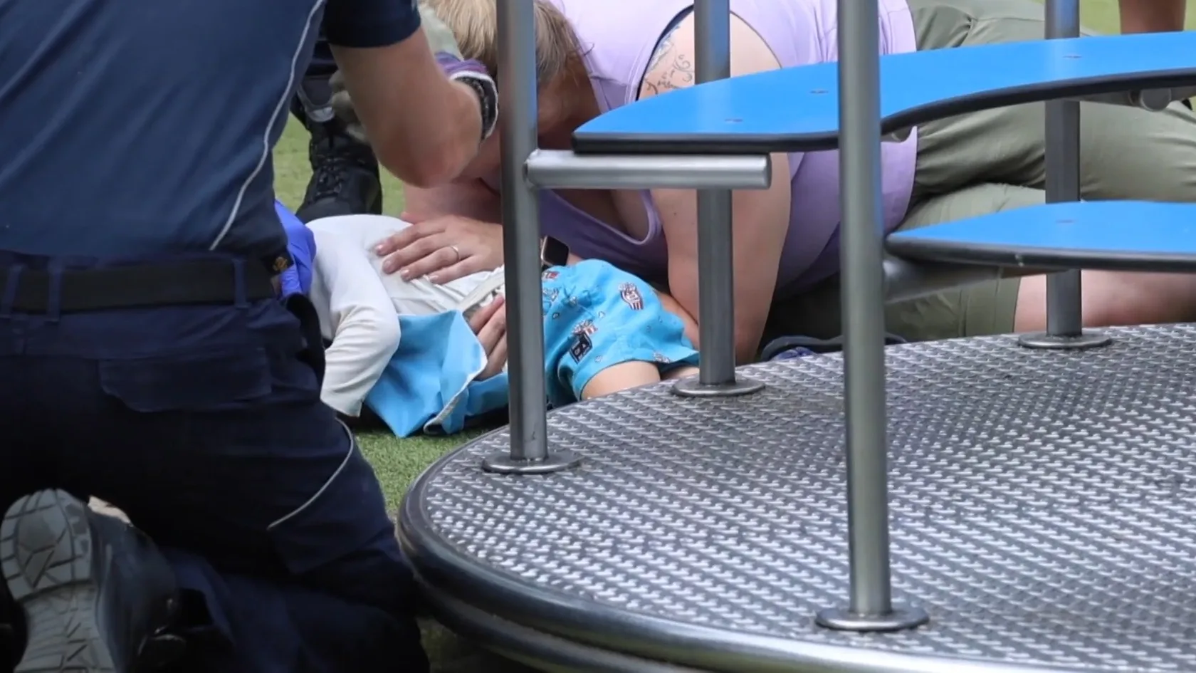 Jongetje zit vast onder speeltoestel in Den Haag, hulpdiensten bevrijden hem