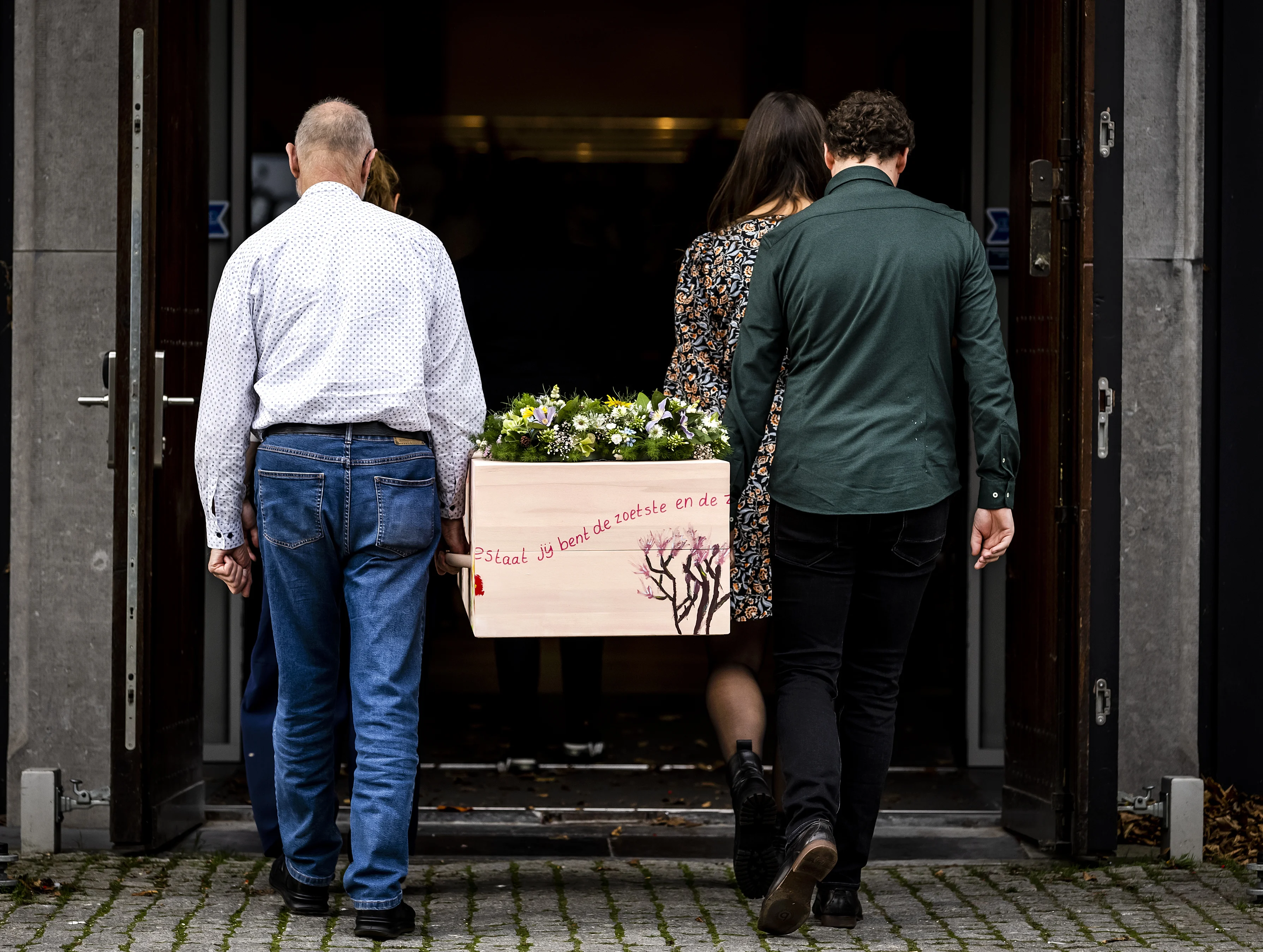 Honderden nabestaanden nemen afscheid van verongelukte Hebe (10)