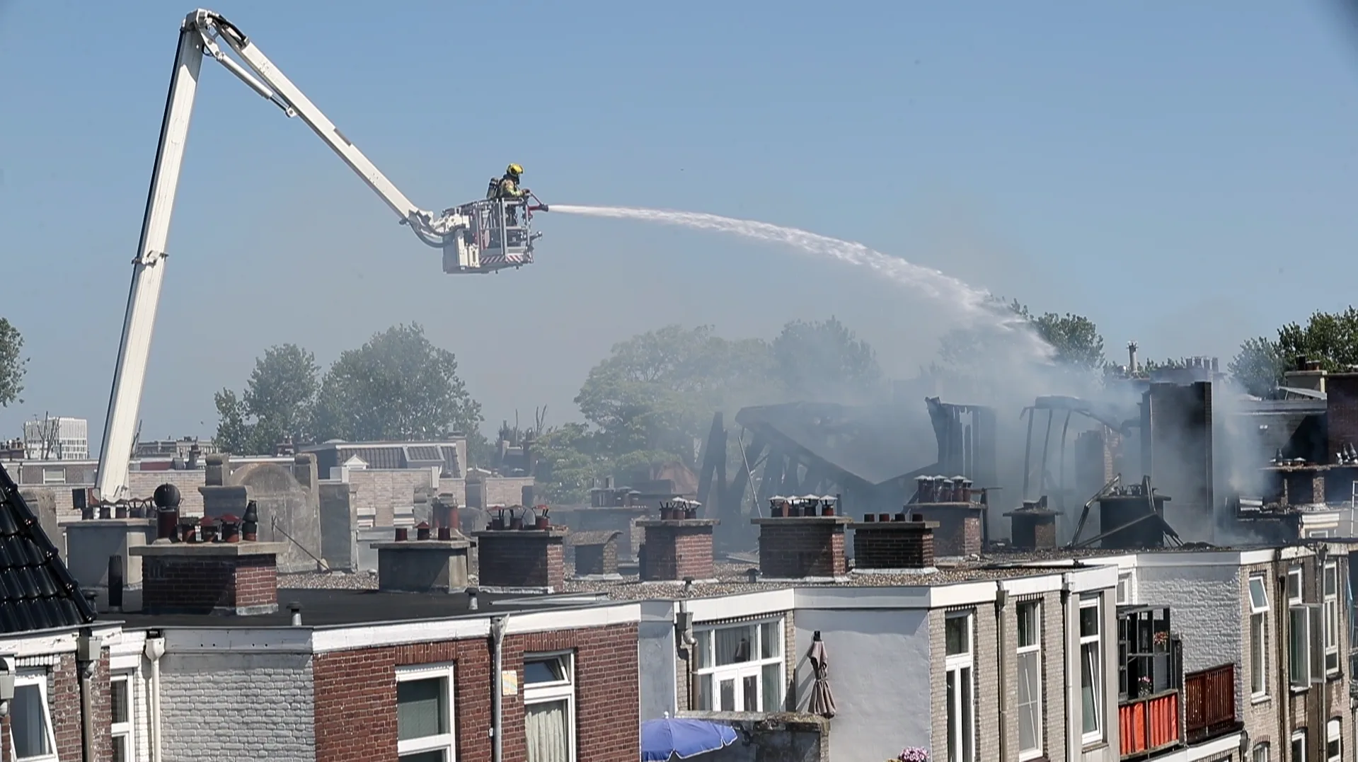 Zeven woningen ontruimd om grote brand in Den Haag