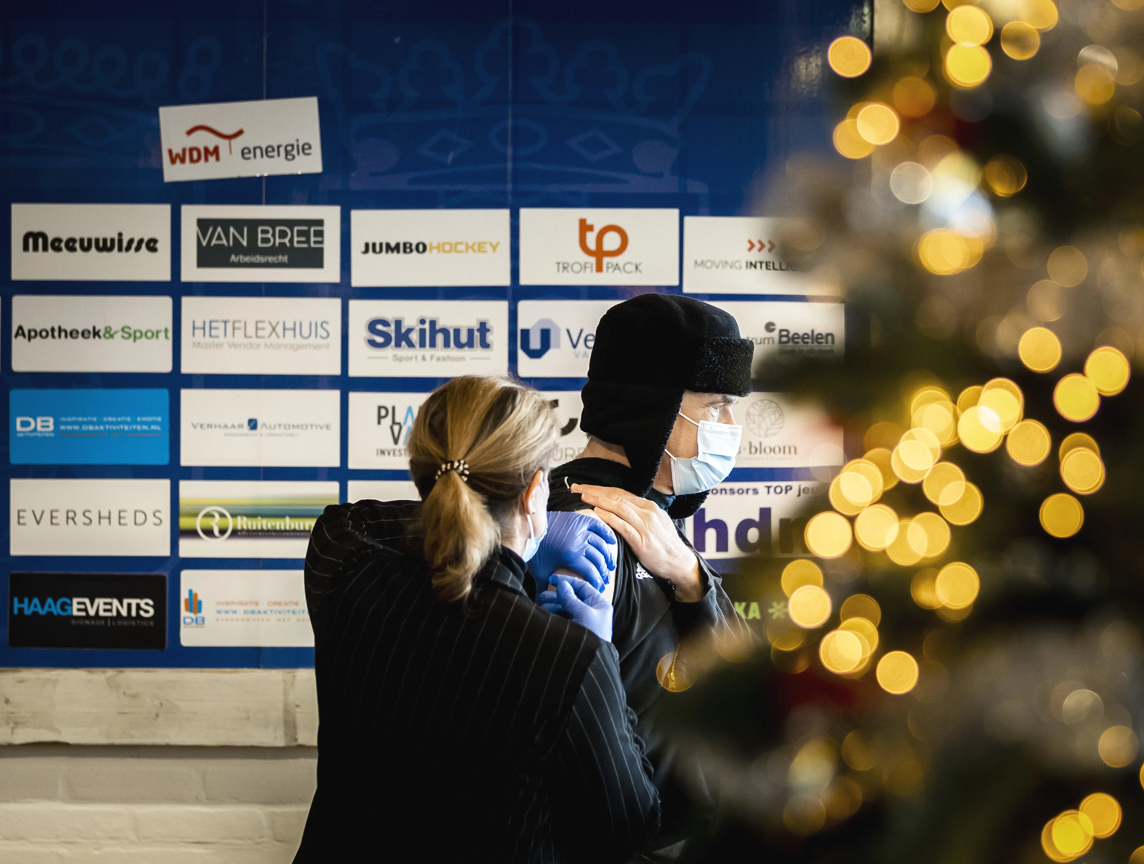 Daling van coronagemiddelde stokt na ruim twee weken, wel minder patiënten in ziekenhuis