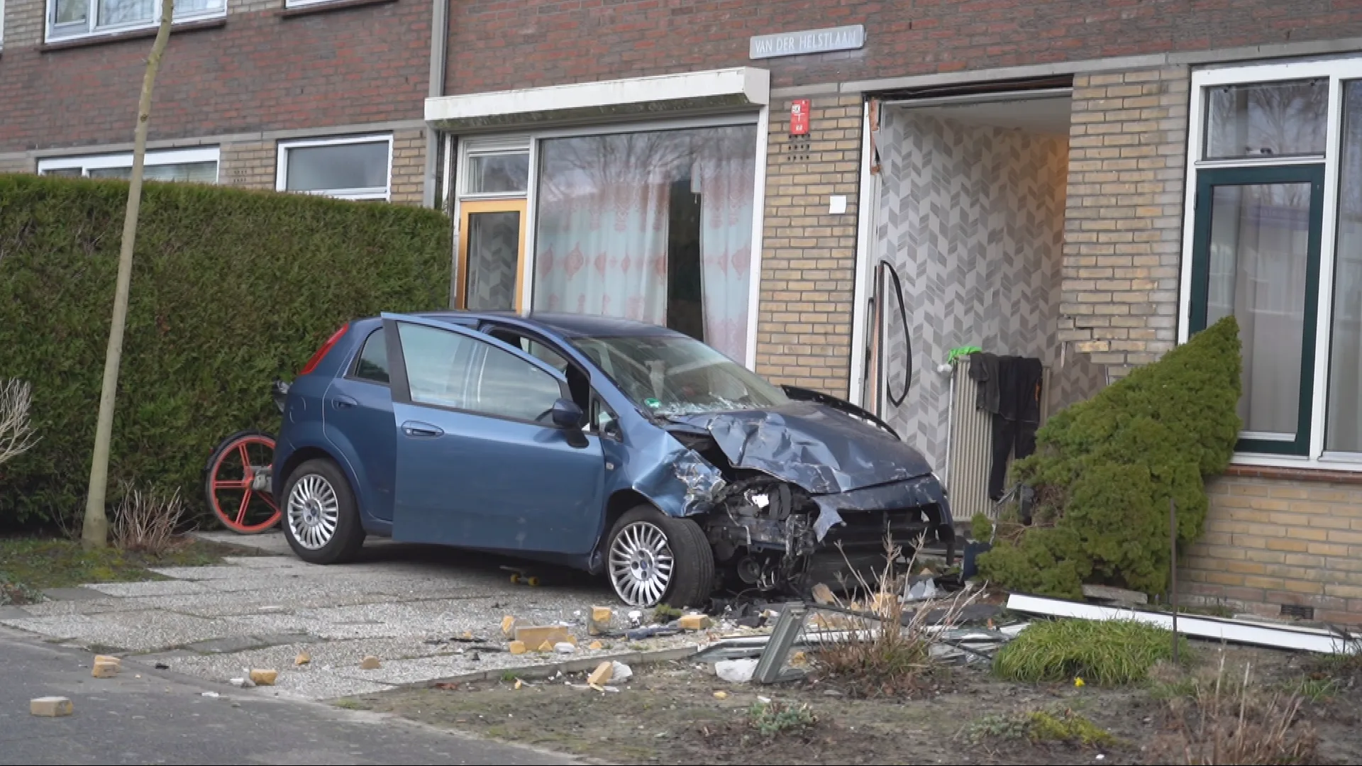 Auto knalt tegen voorgevel woning Heerhugowaard, bestuurder opgepakt