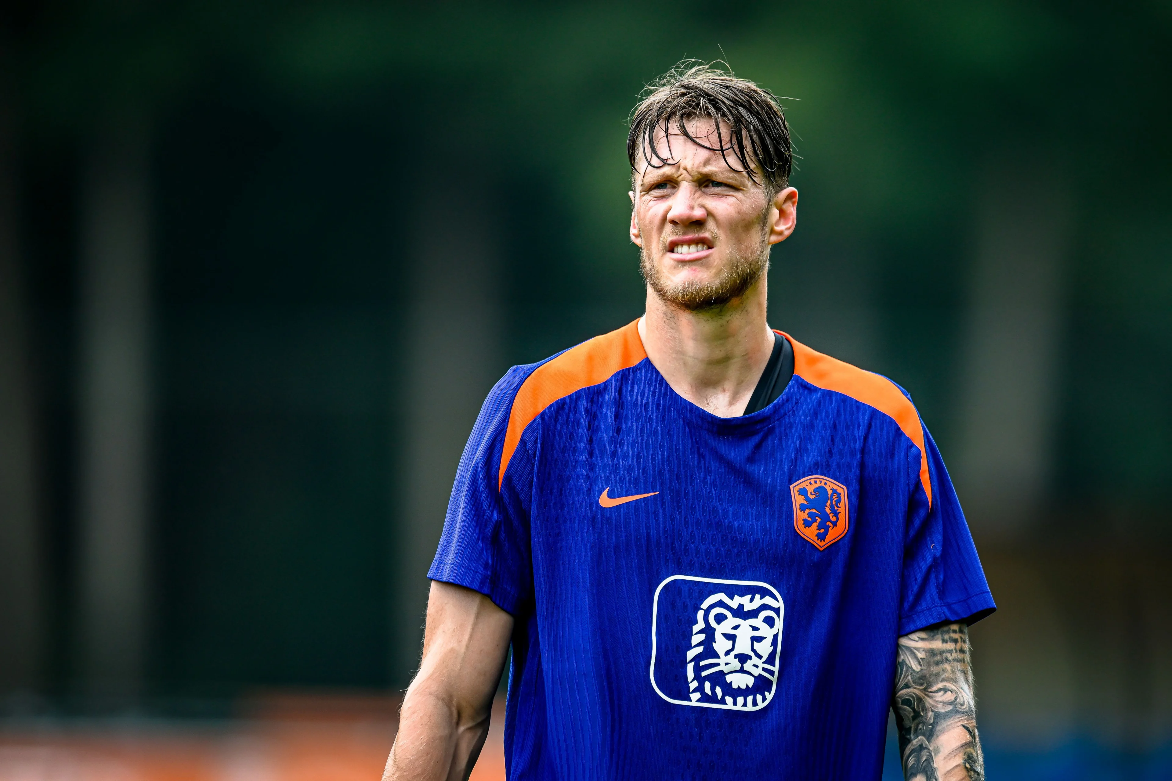 Weghorst verlaat boos training na botsing met teamgenoot