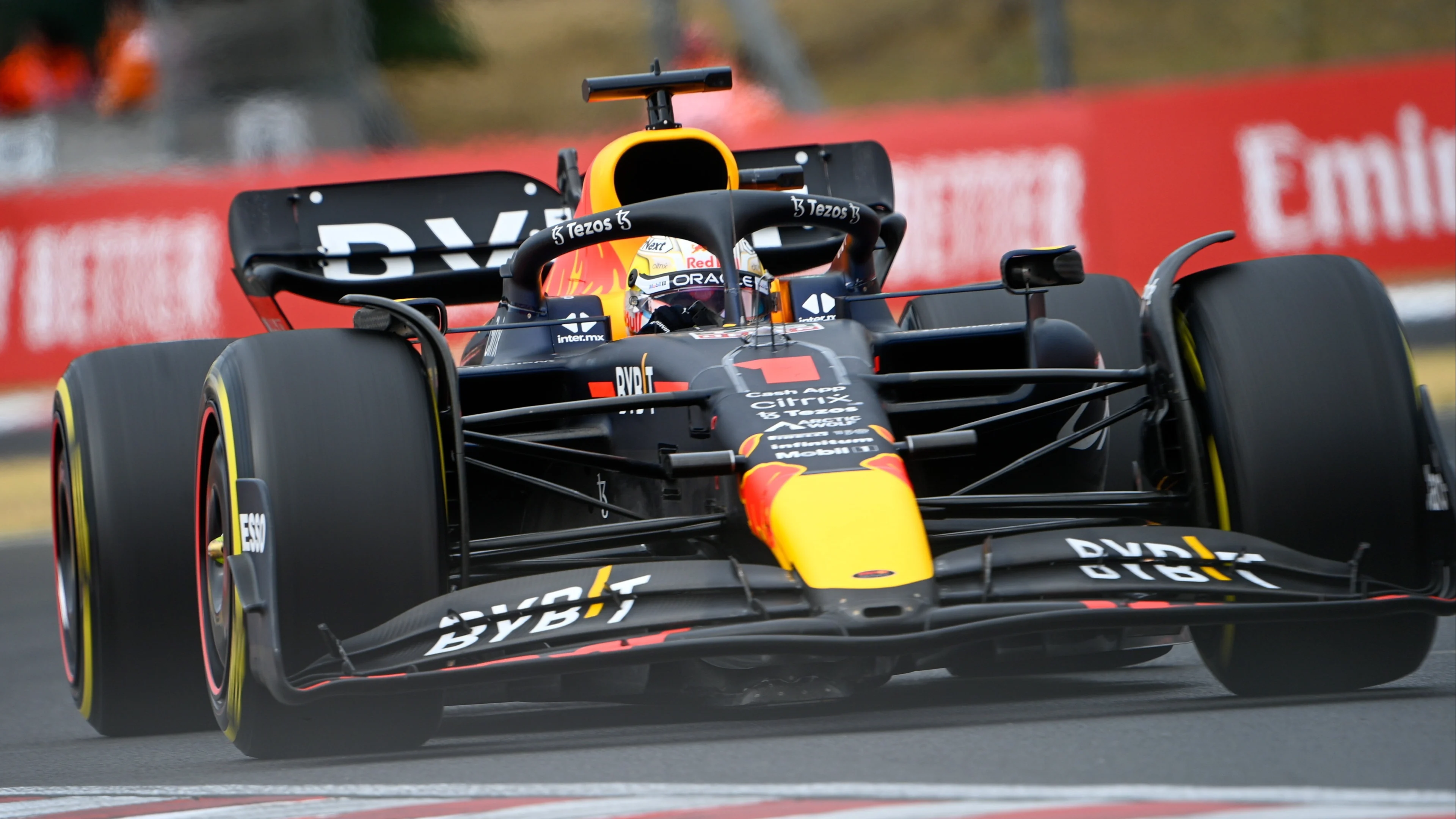 ZIEN: Verstappen gaat met logo van sponsor Viaplay op helm rijden