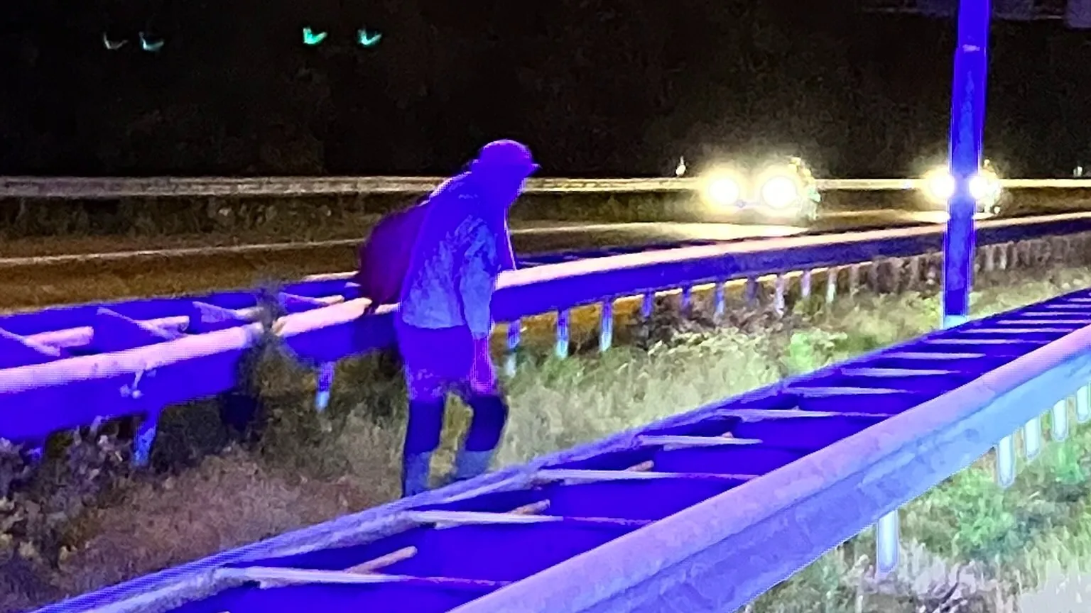 Weginspecteur komt op A58 fietser tegen op vluchtstrook en wandelaar tussen vangrails