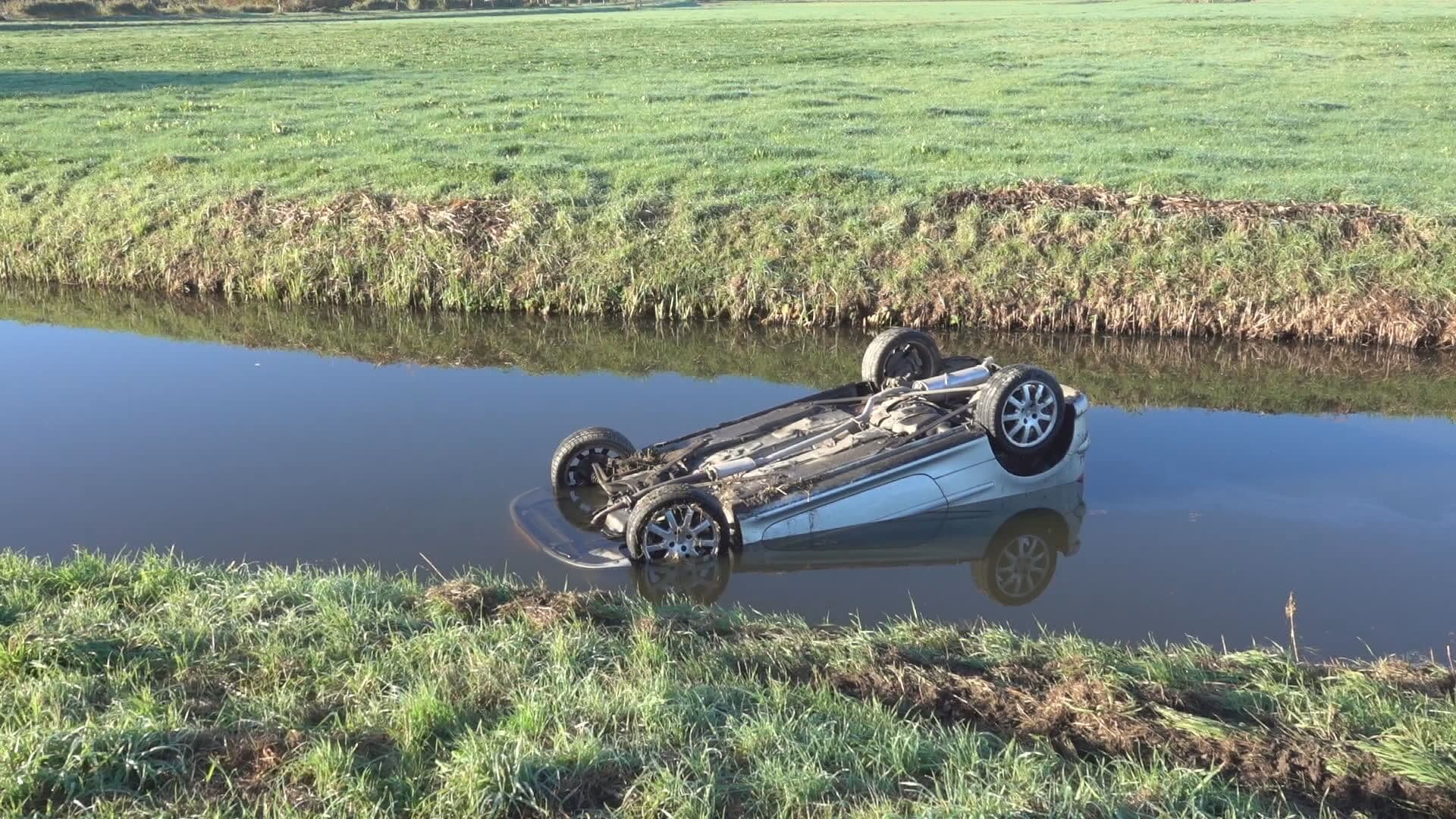 Heldendaad: vuilnisman (64) redt vrouw (22) uit te water geraakte auto 