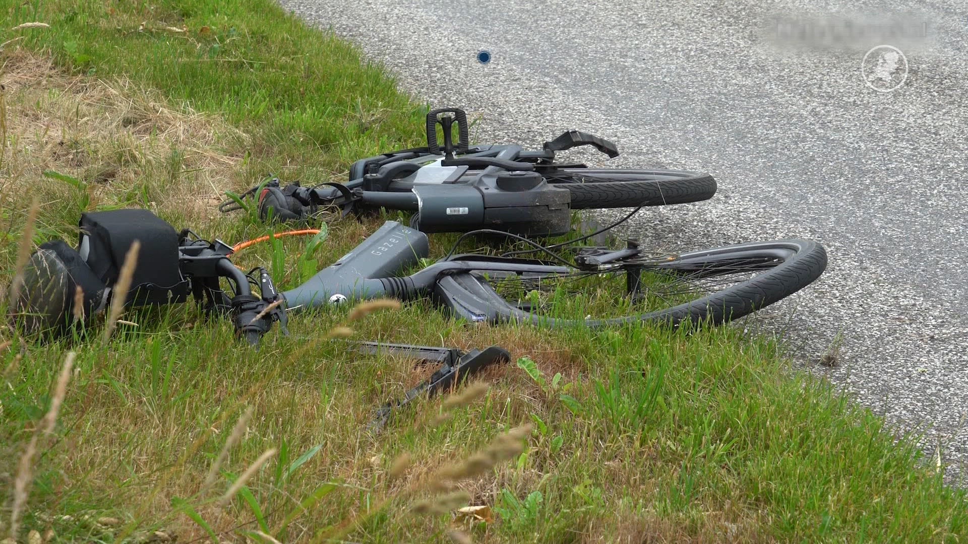 Fietser zeer ernstig gewond na botsing met motor in Hooghalen