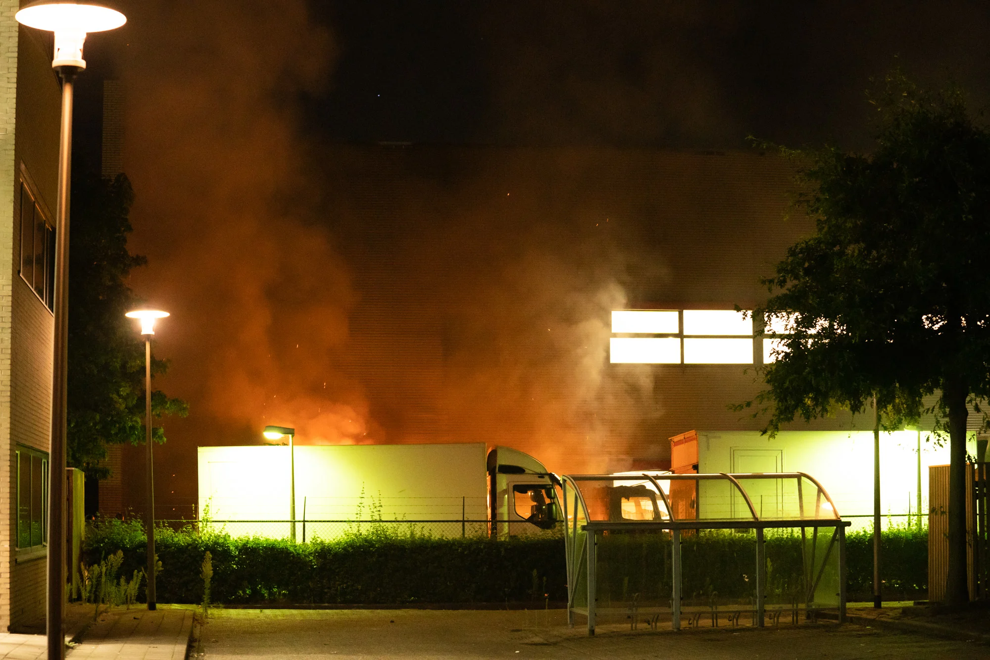 Brand in vrachtwagens bij PostNL-distributiecentrum Amersfoort