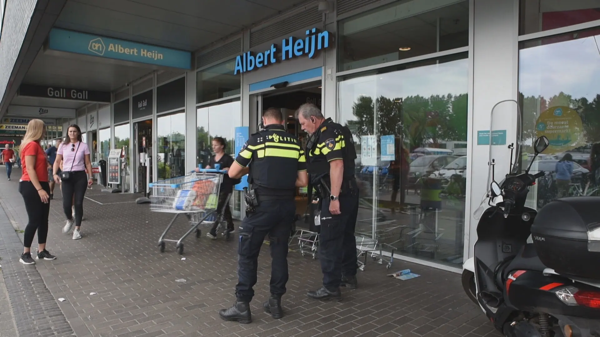 Overvaller lost schoten in bomvolle supermarkt Tilburg