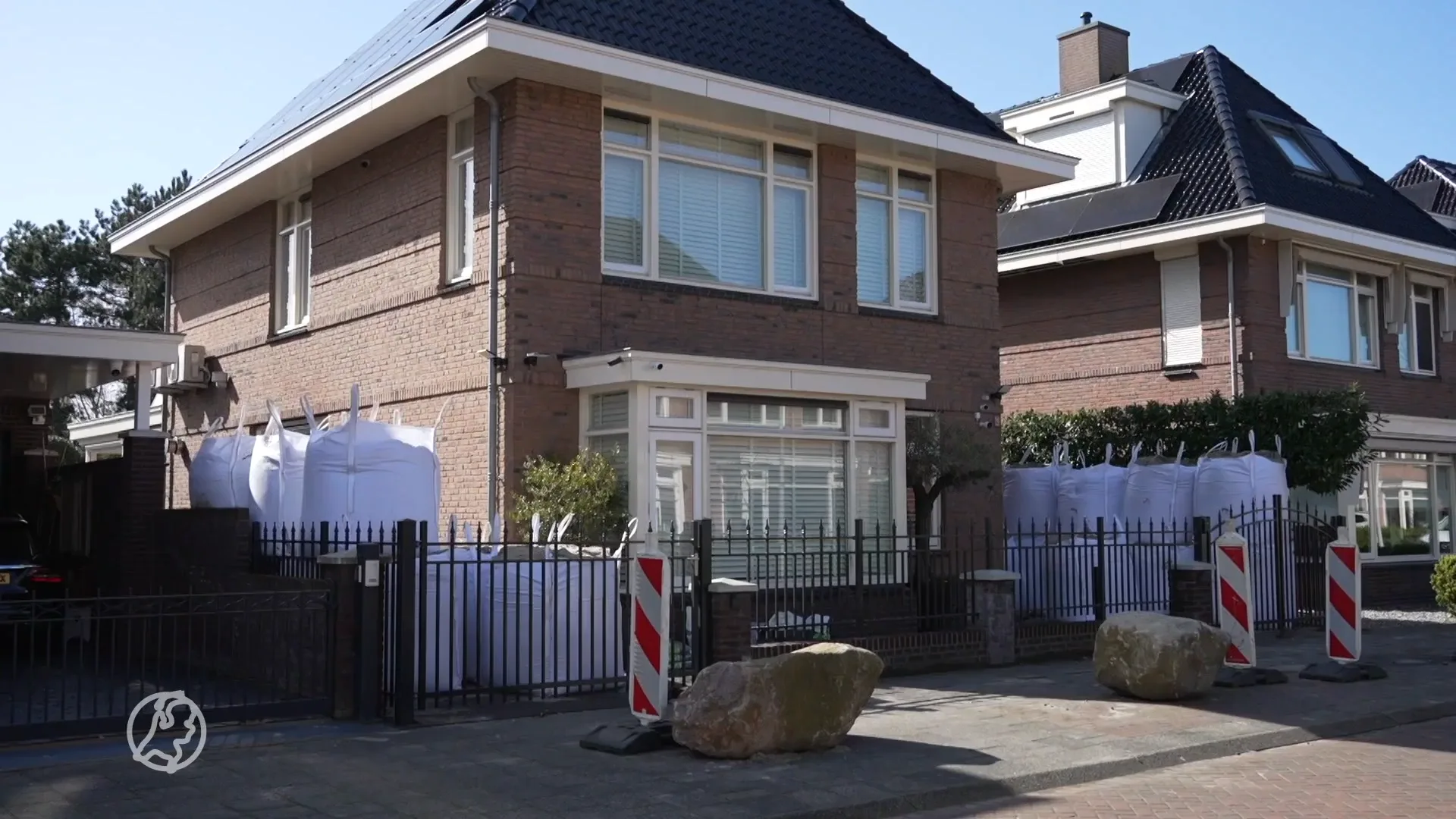 Enorme zandzakken neergezet rondom huis Vlaardingse loodgieter
