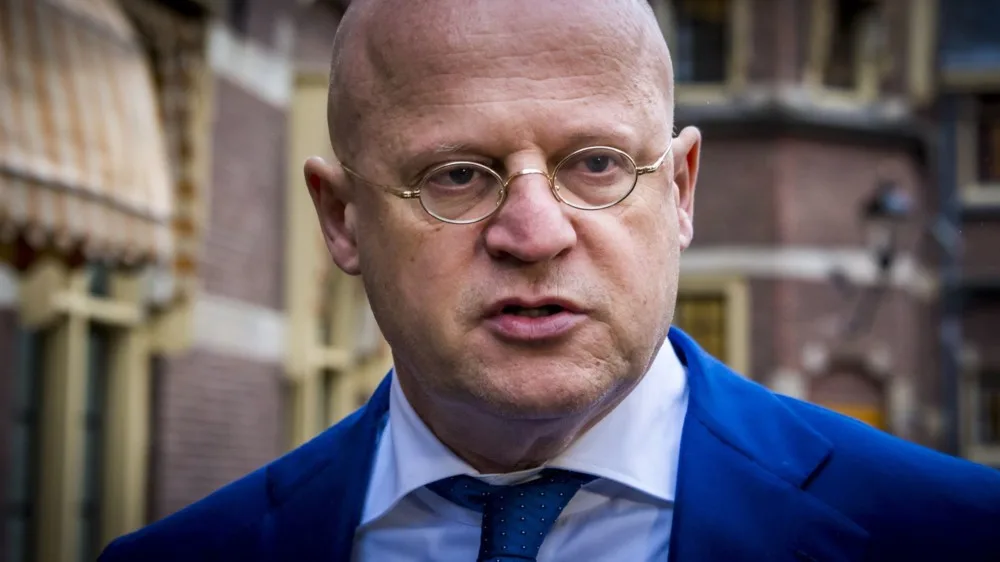 Grapperhaus: in brand steken zendmasten is aanval op hulpdiensten en samenleving