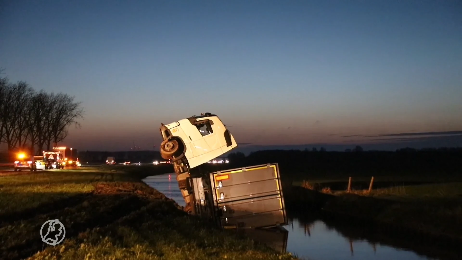 Vrachtwagen vol melk staat rechtop in sloot na ongeval A15 bij Herwijnen