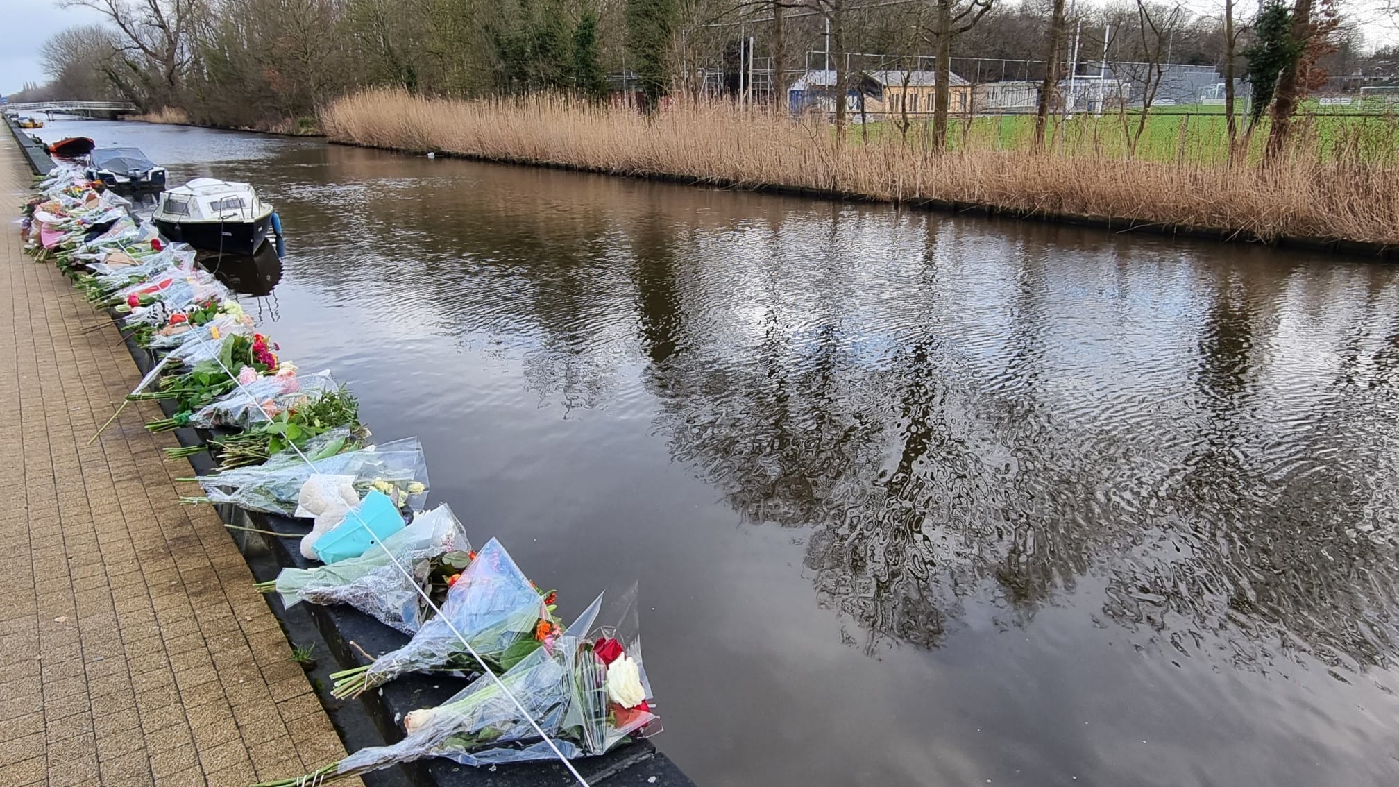 Petitie voor hekken langs Leidsevaart waar Sam (17) verdronk