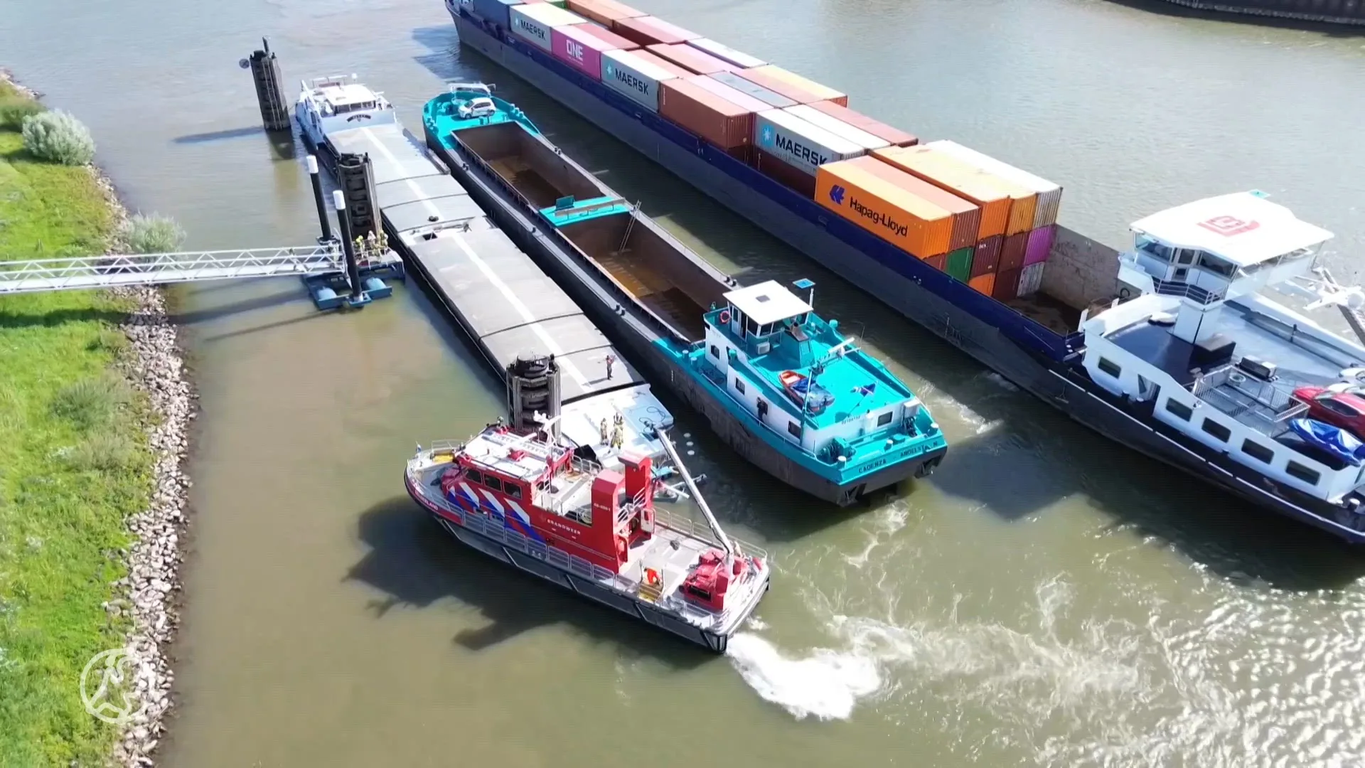 Schip raakt lek en dreigt te zinken in de Waal bij Nijmegen