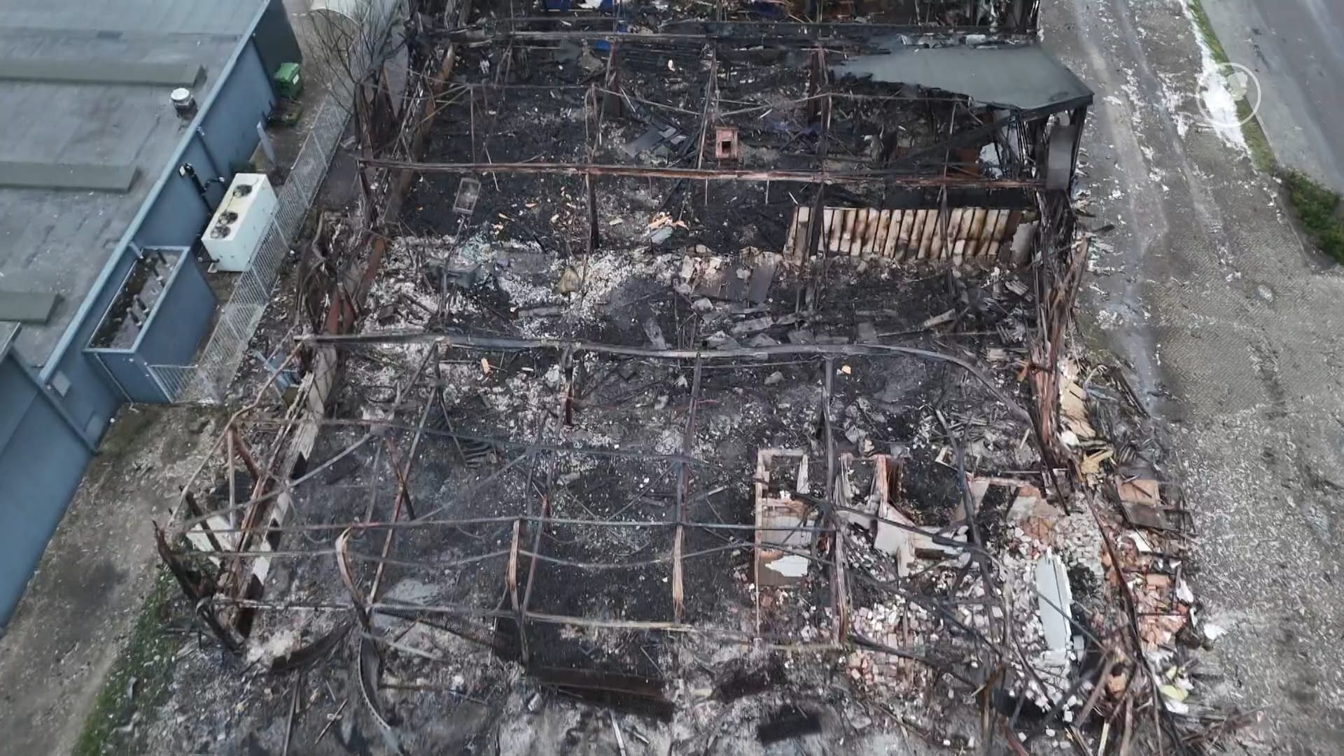 Beelden: enorme ravage na brand schoenenmuseum in Waalwijk