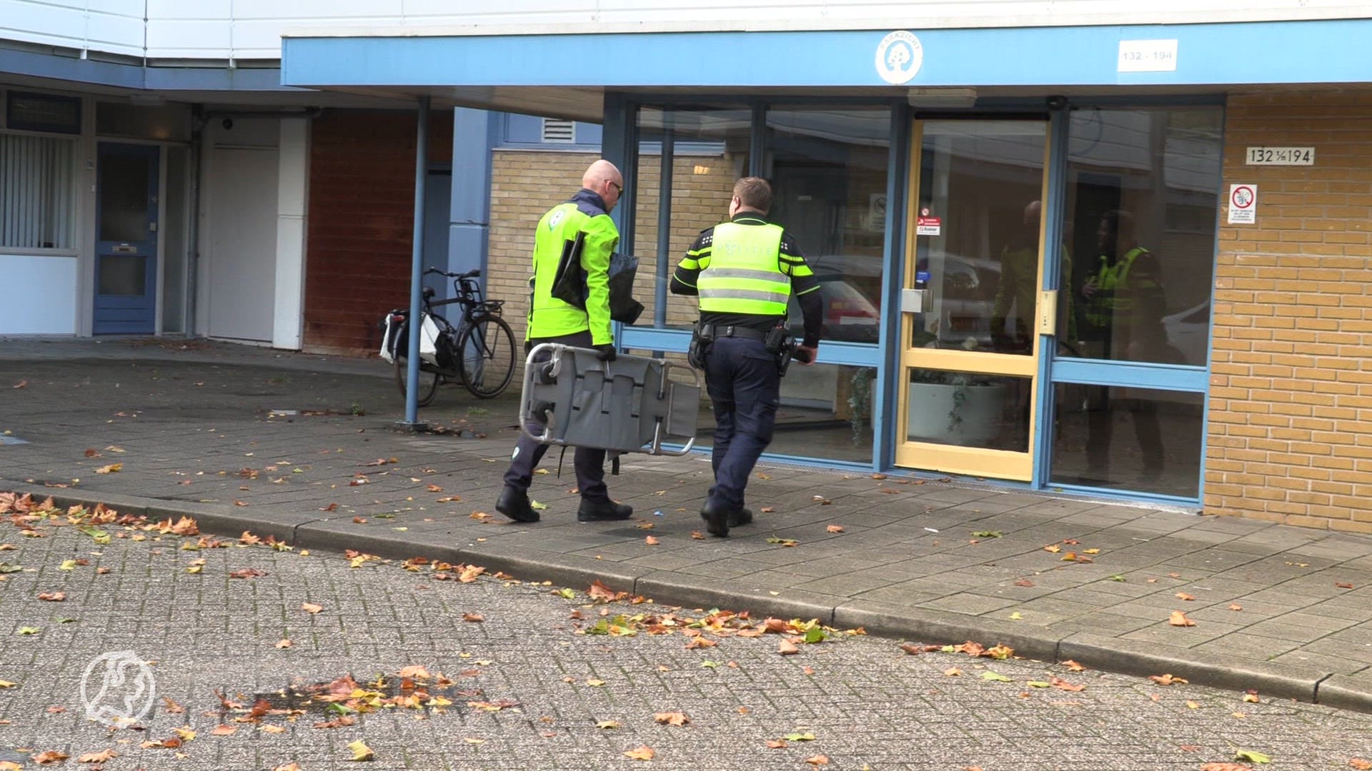 Vrouw wil met hond in lift stappen wanneer het helemaal fout gaat