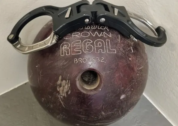 Poolse man probeert twee keer met bowlingbal in te breken bij slijterij