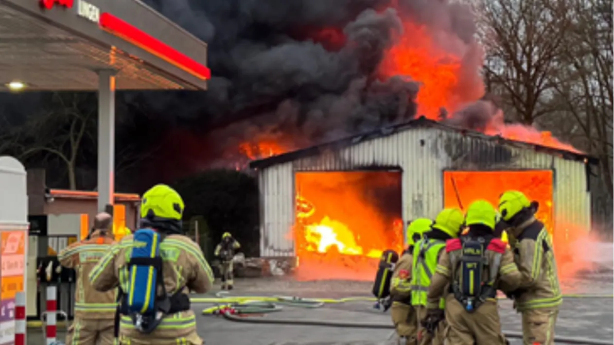 Loods met olievaten in lichterlaaie naast tankstation in Weert