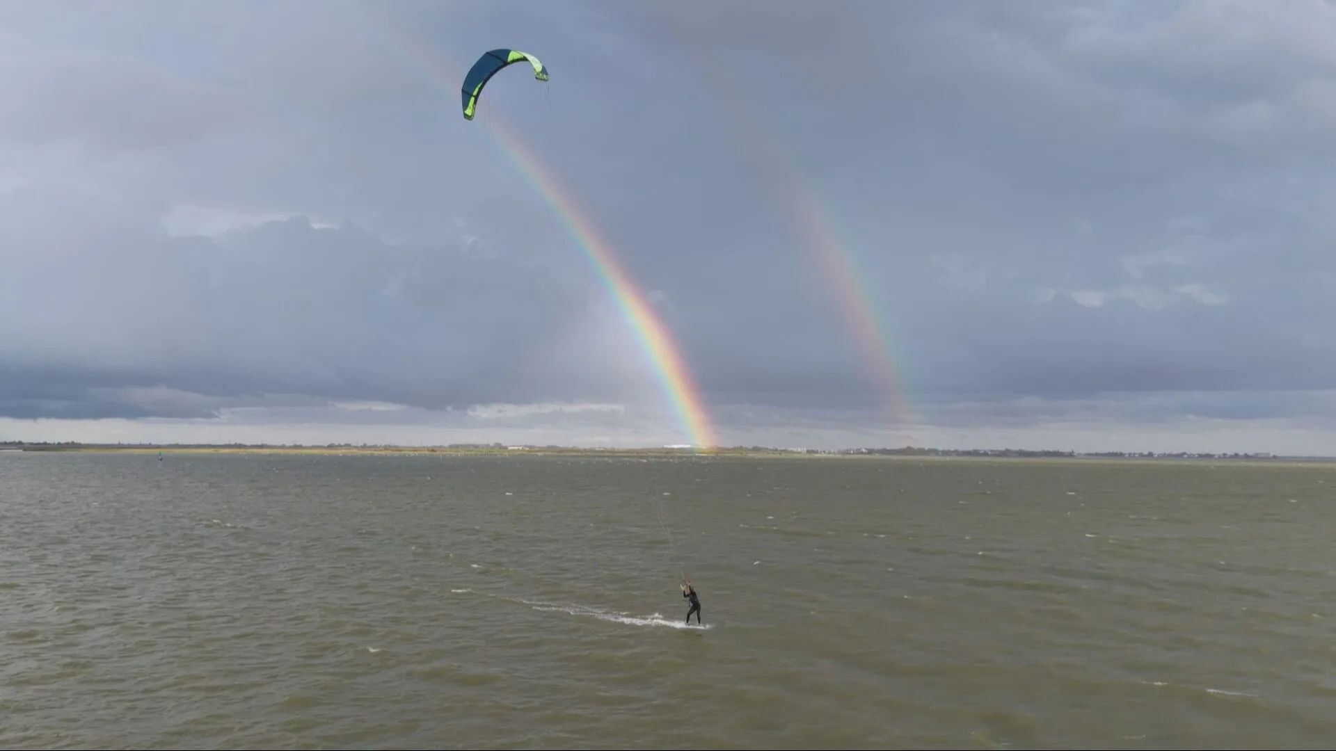 ZIEN: spectaculaire surfbeelden bij dubbele regenboog in Friesland