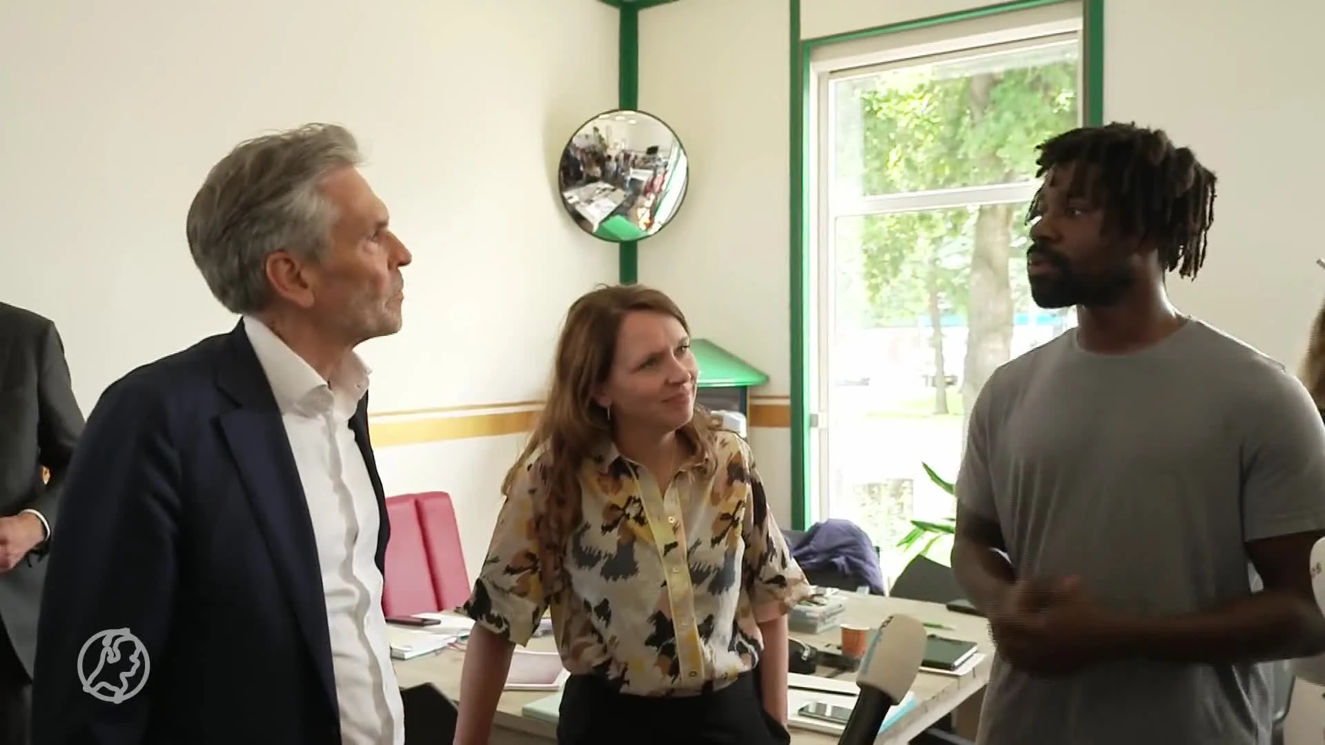 Premier Schoof 'ontdooide al snel' bij eerste werkbezoek aan opvangcentrum voor thuislozen