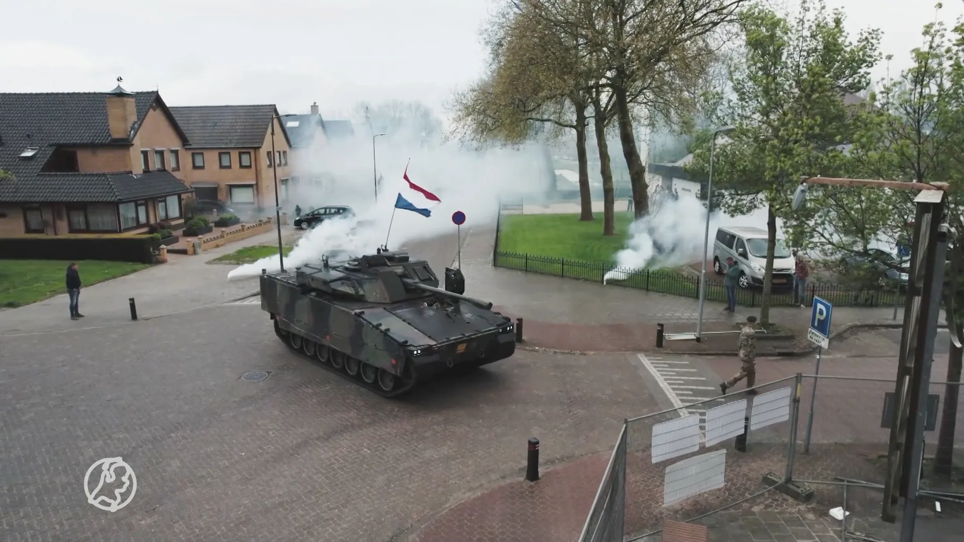 Tank trekt door straten Urk, blijkt stunt voor bruiloft