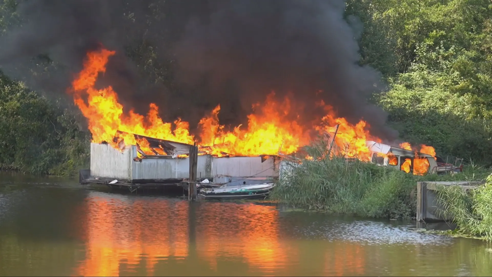 Hevige vlammenzee op boten Rotterdam, meerdere knallen gehoord