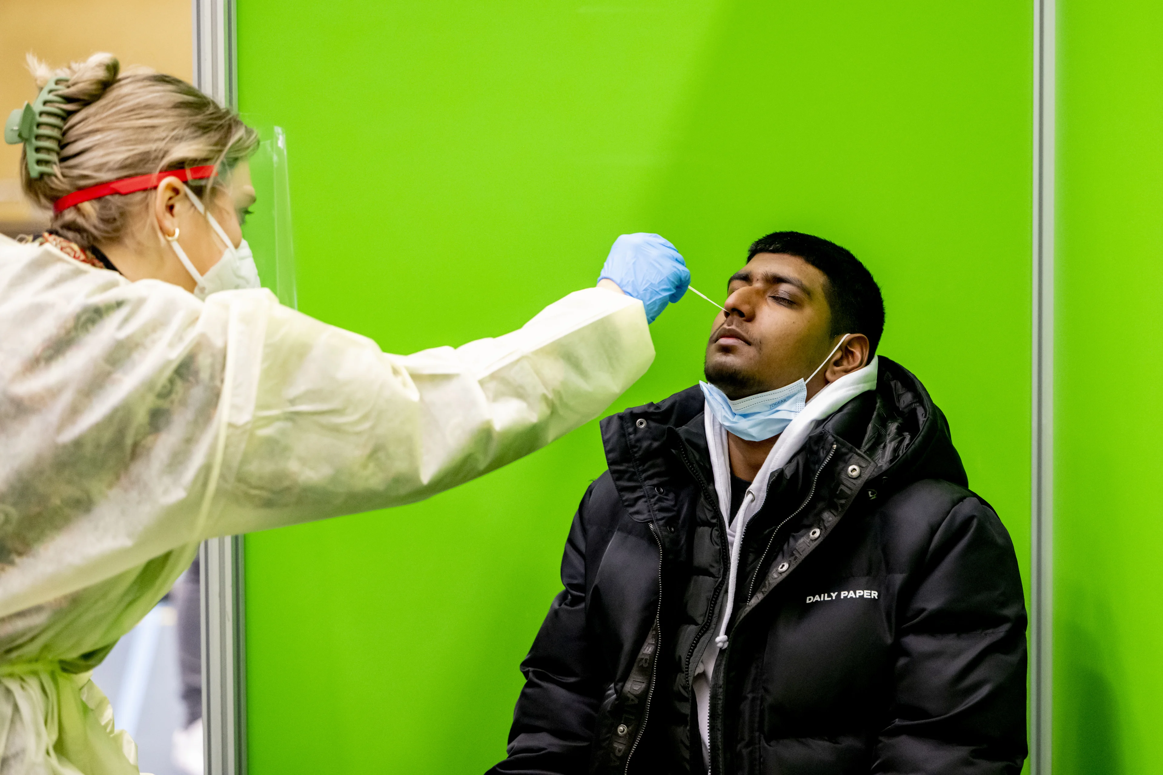 Golf aan omikronbesmettingen zwelt aan: aantal positieve tests stijgt snel