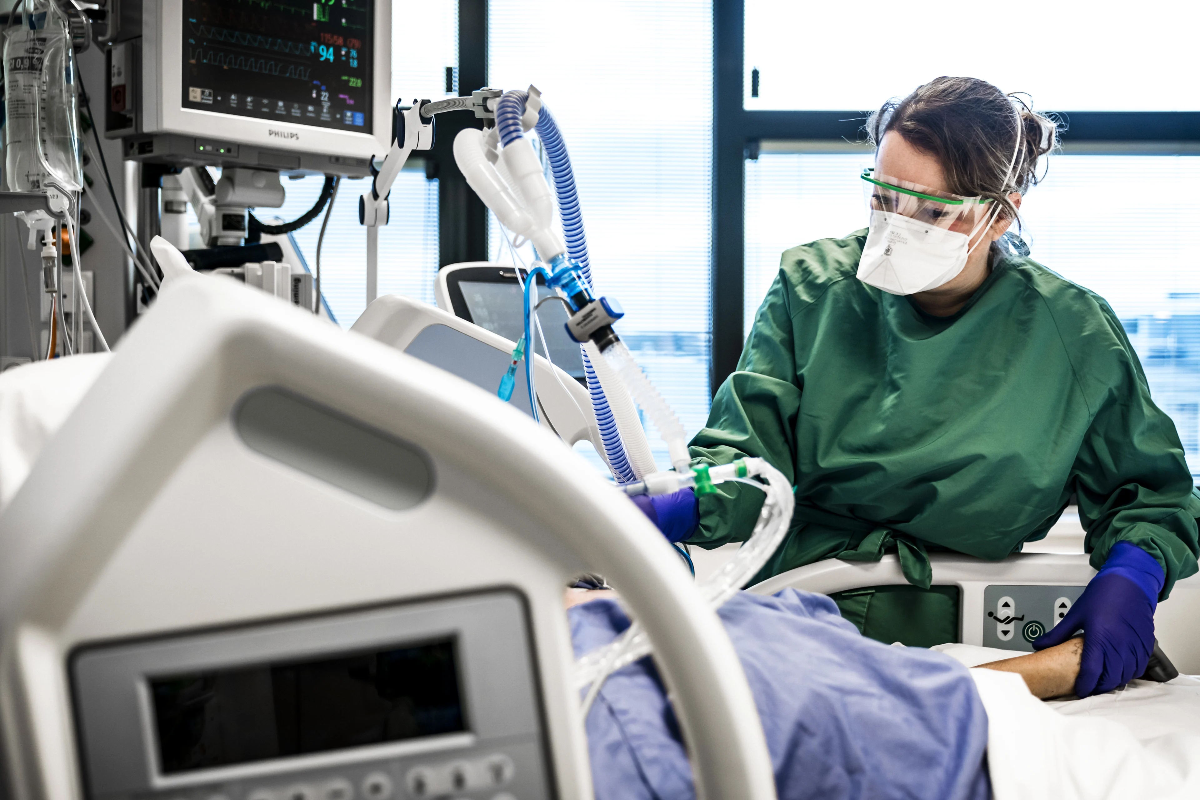 Aantal positieve coronatests blijft dalen, ook steeds minder patiënten