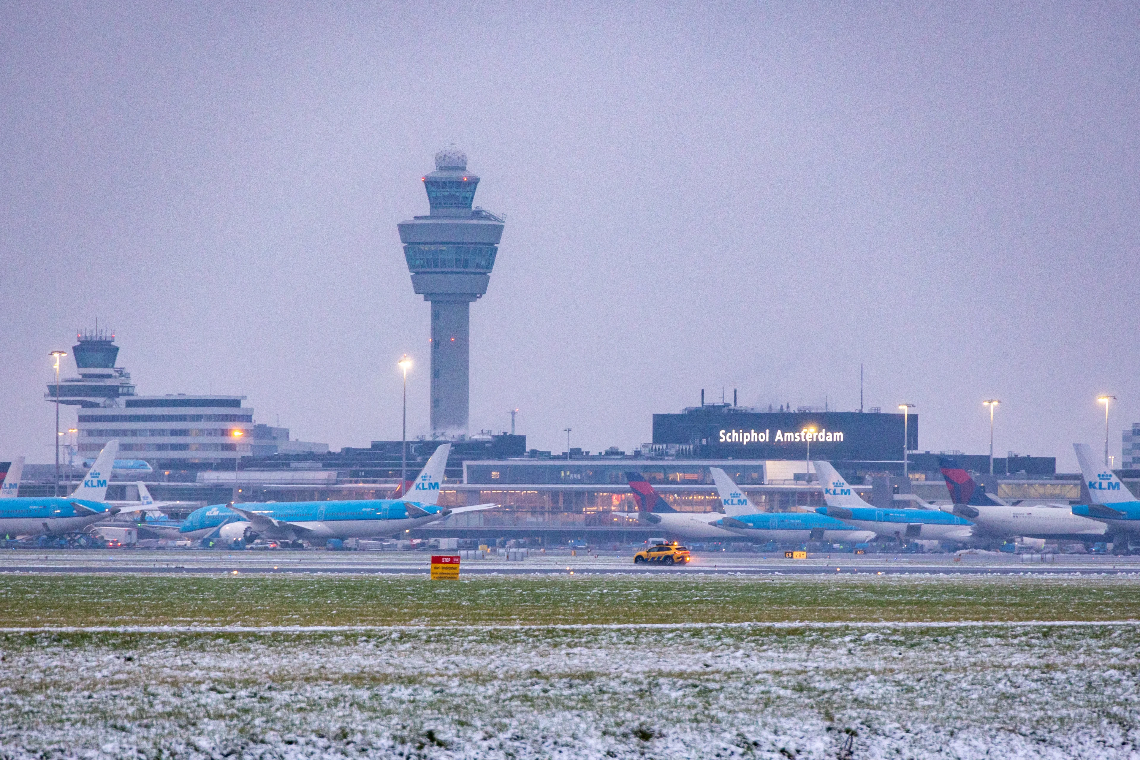 Schiphol schrapt tientallen vluchten door winters weer