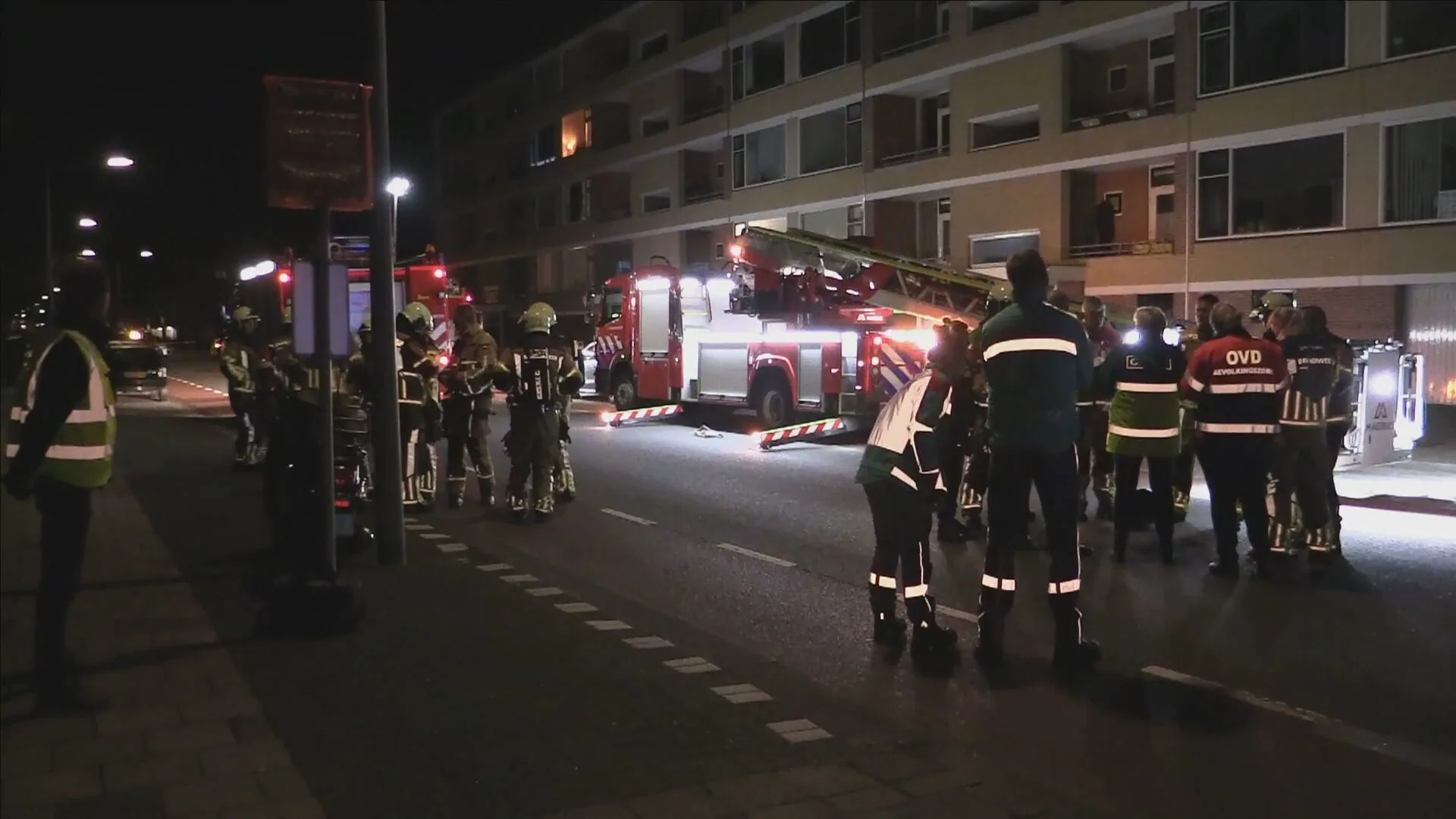 Zestig mensen geëvacueerd door flatbrand in Almelo, één persoon gewond