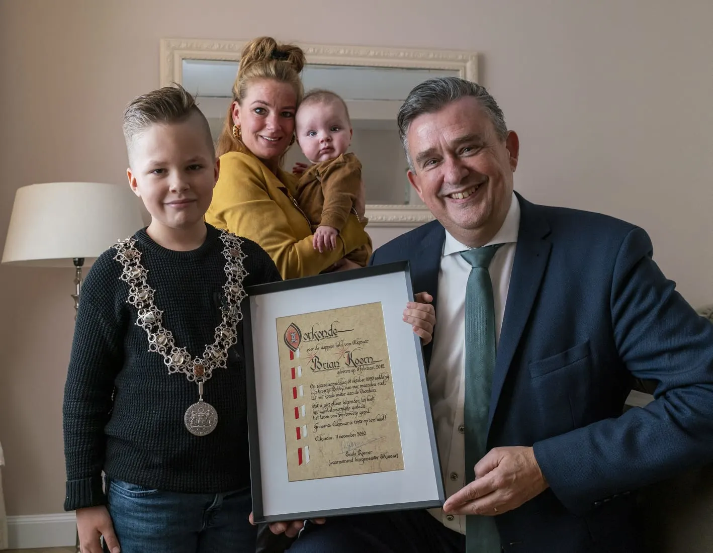 Brian (8) redde vier maanden oude broertje uit de gracht: 'Het was heel koud'