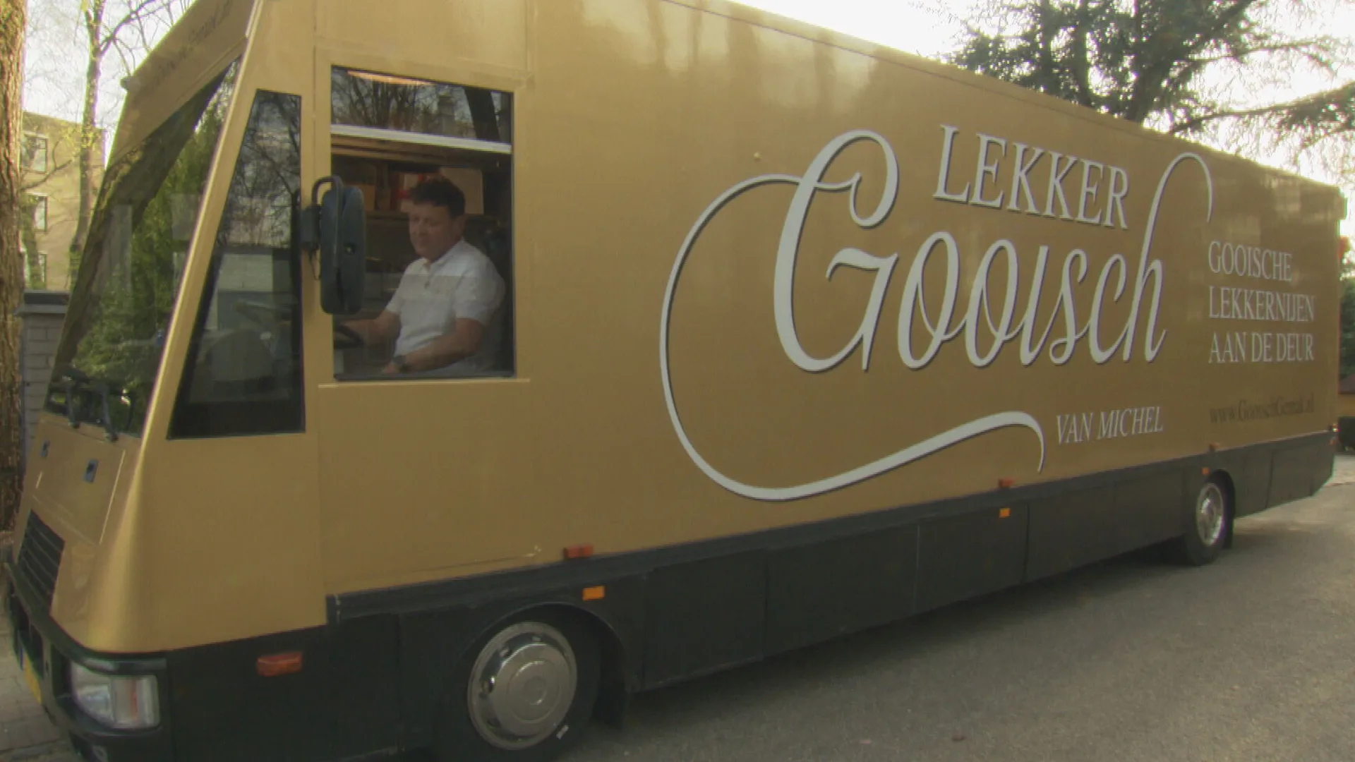 Michel rijdt rond met gouden SRV-wagen: 'Winkelen onder een heuse sterrenhemel'