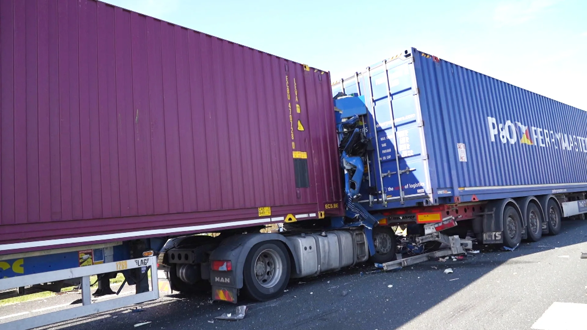 Vrachtwagencabine bijna geplet bij botsing, chauffeur heeft engeltje op schouder