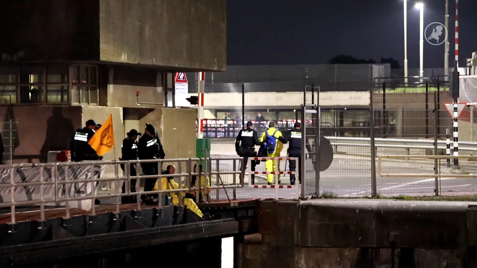 Politie grijpt in bij XR-demonstratie bij zeesluis IJmuiden