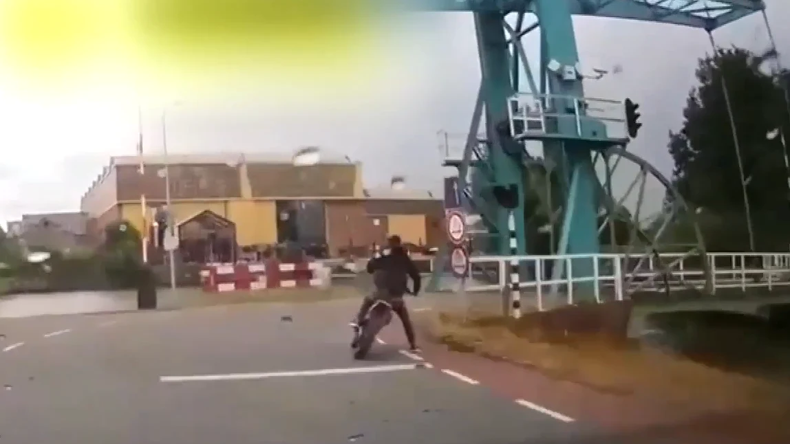 VIDEO: Motorcrosser wil politie te snel af zijn maar botst tegen ophaalbrug