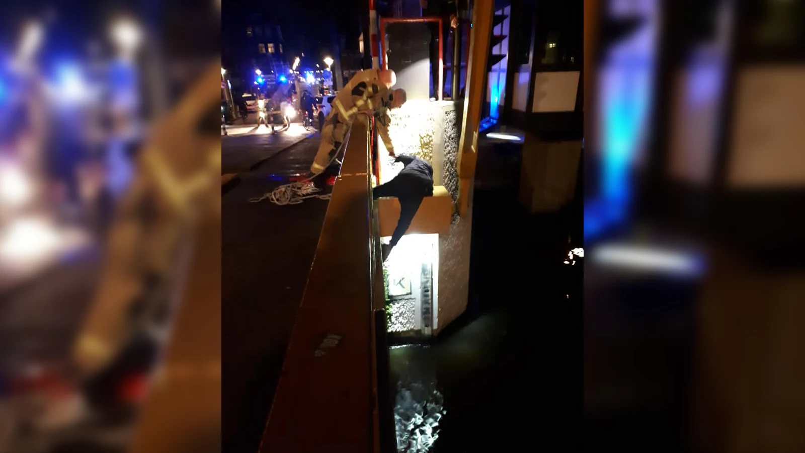 Voorbijganger redt drenkeling met touw uit Amsterdamse gracht