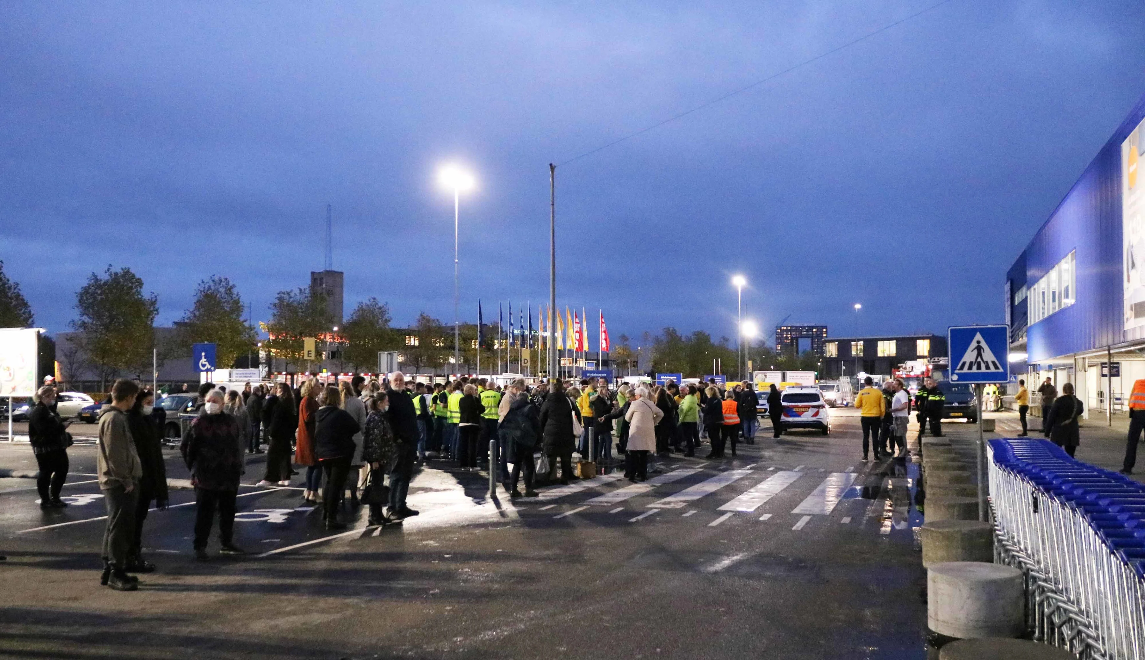 IKEA ontruimd na brandmelding: honderden mensen buiten op parkeerplaats