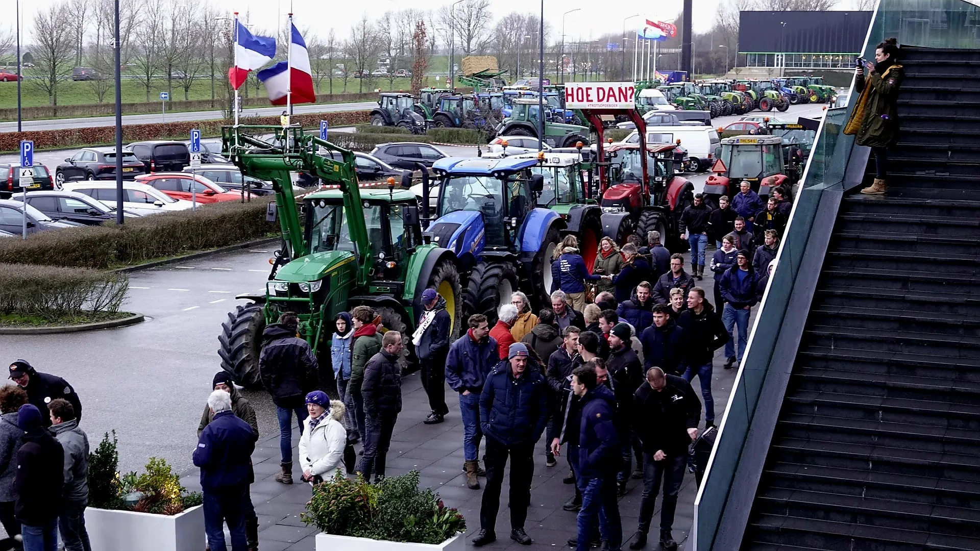 Tientallen boeren protesteren bij conferentie provincie in Hoorn