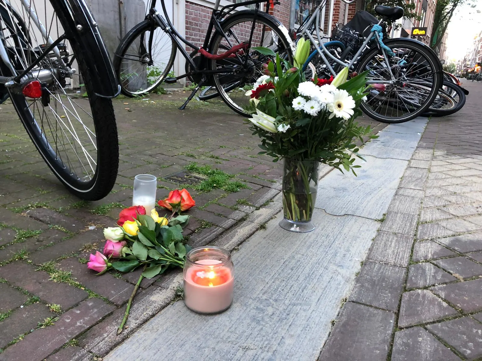 Eerste bloemen gelegd op plek waar Peter R. de Vries werd neergeschoten