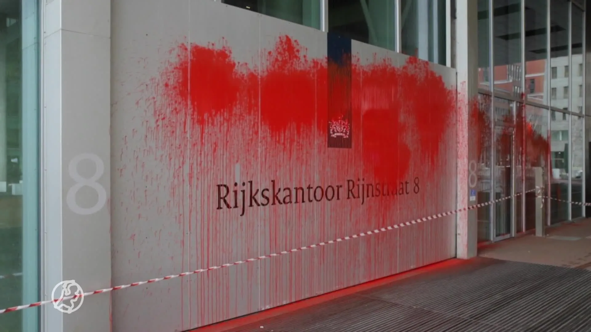 Ministerie van Buitenlandse Zaken besmeurd met rode verf