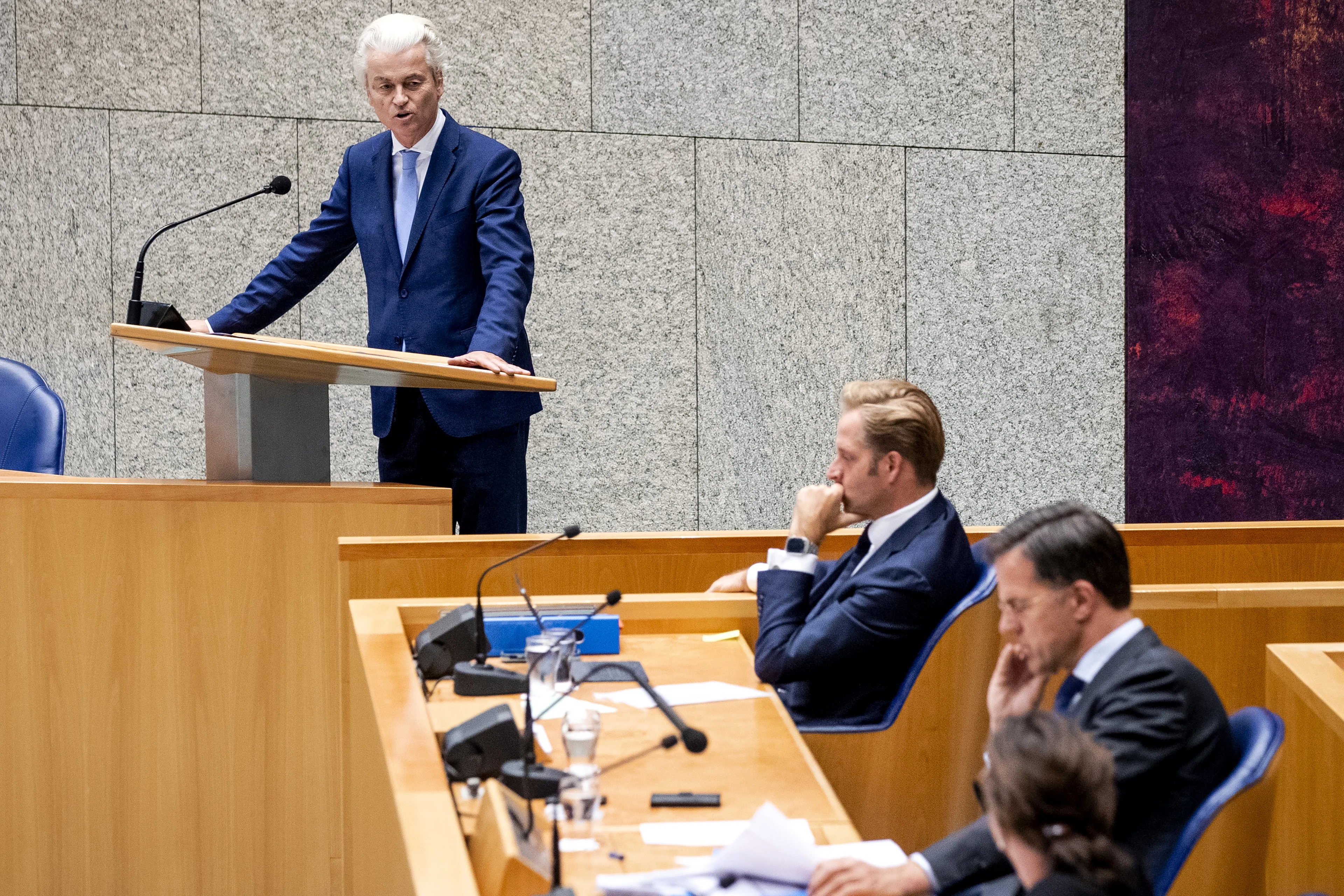 Oppositie kraakt plannen voor extra zorgbonus: 'Wat een krenterigheid'