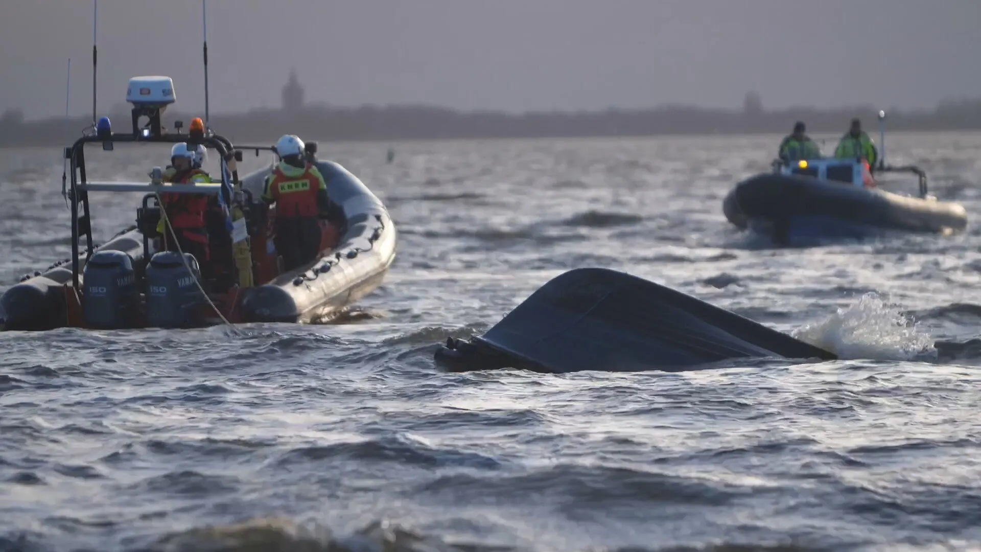 Boot kapseist in Almere, drenkelingen naar het ziekenhuis gebracht