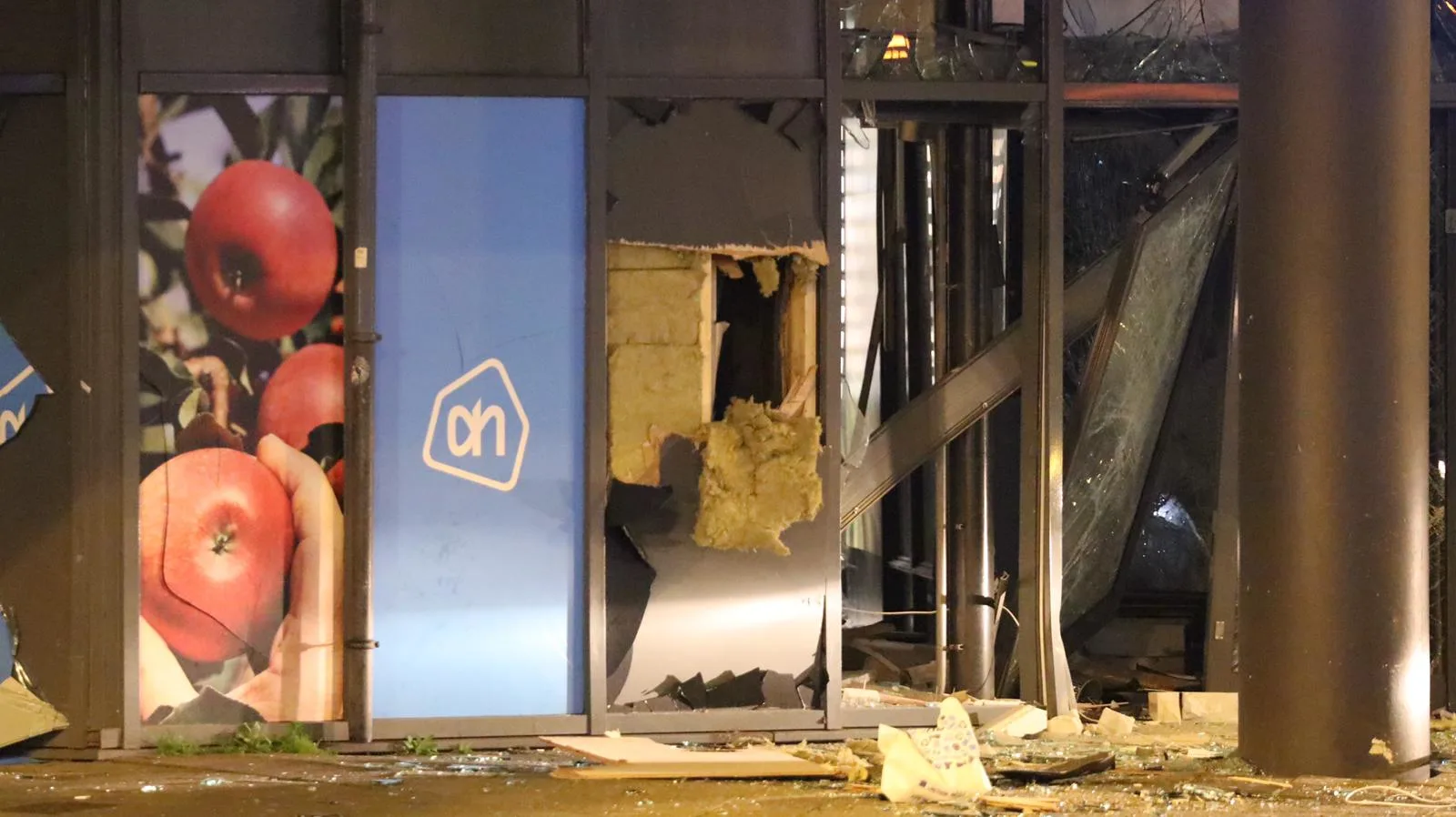 Daders op de vlucht na plofkraak op geldautomaat Amsterdam