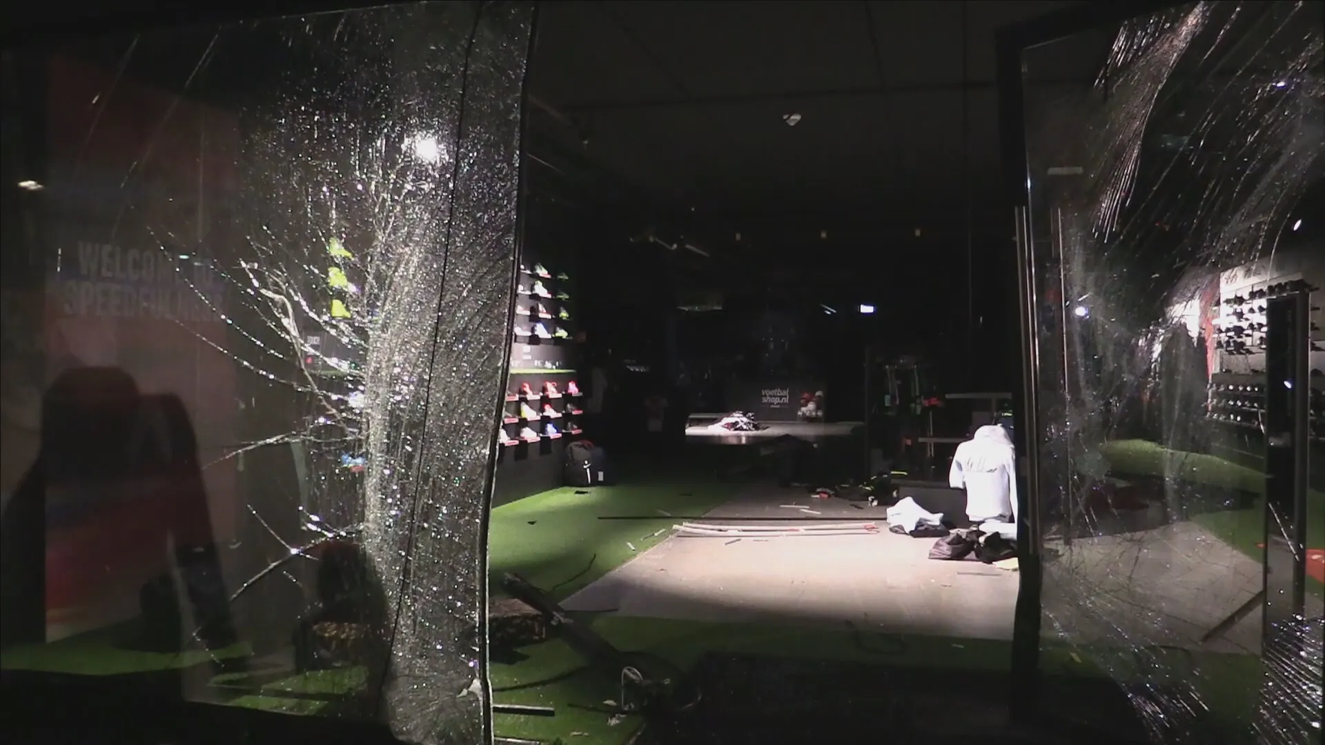 Veel schade aan pand na ramkraak bij sportwinkel Almelo