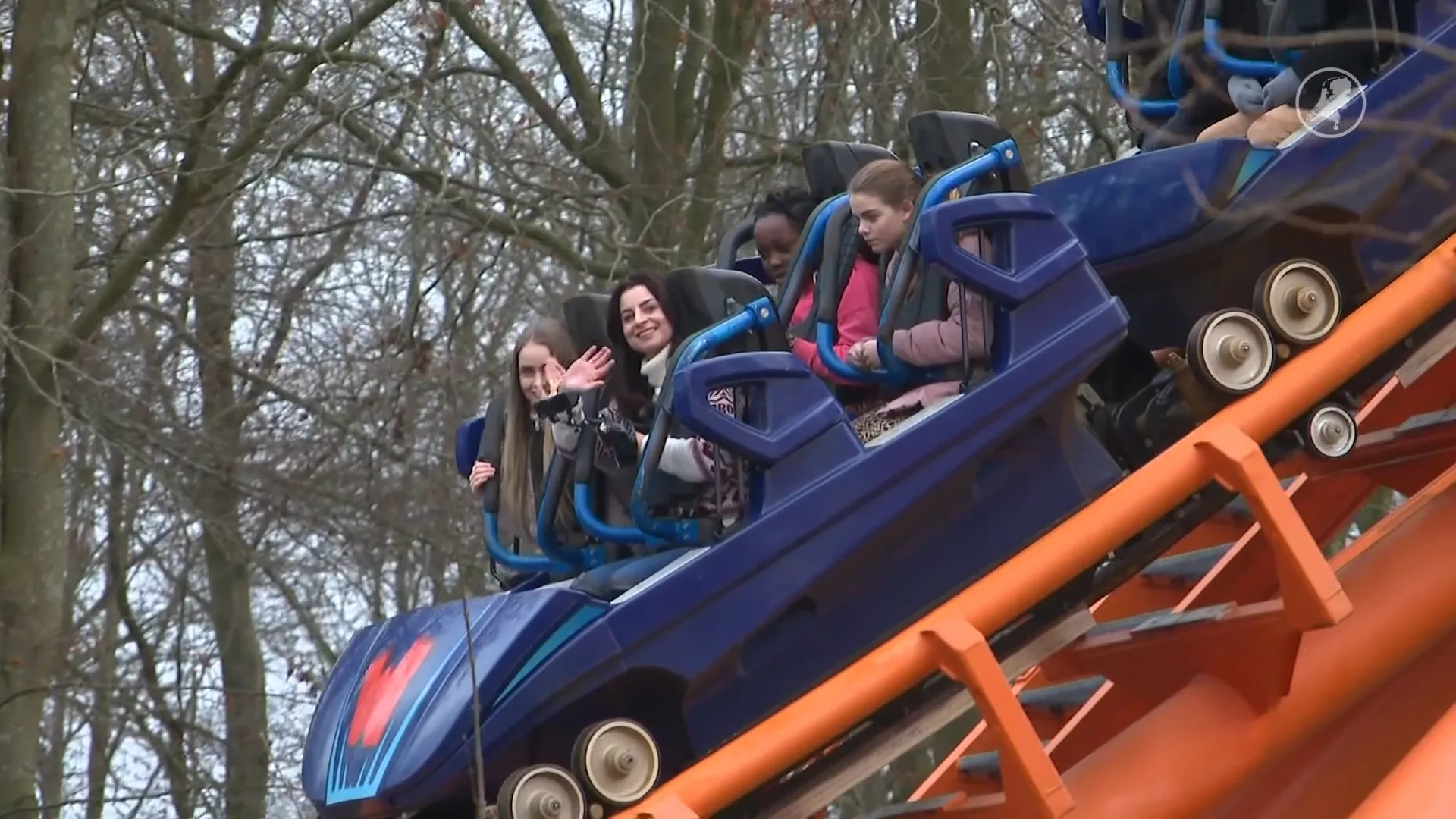 Charlotte trotseert tientallen achtbanen om aandacht te vragen voor stamceldonatie: 'Ziek zijn is ook een rollercoaster'