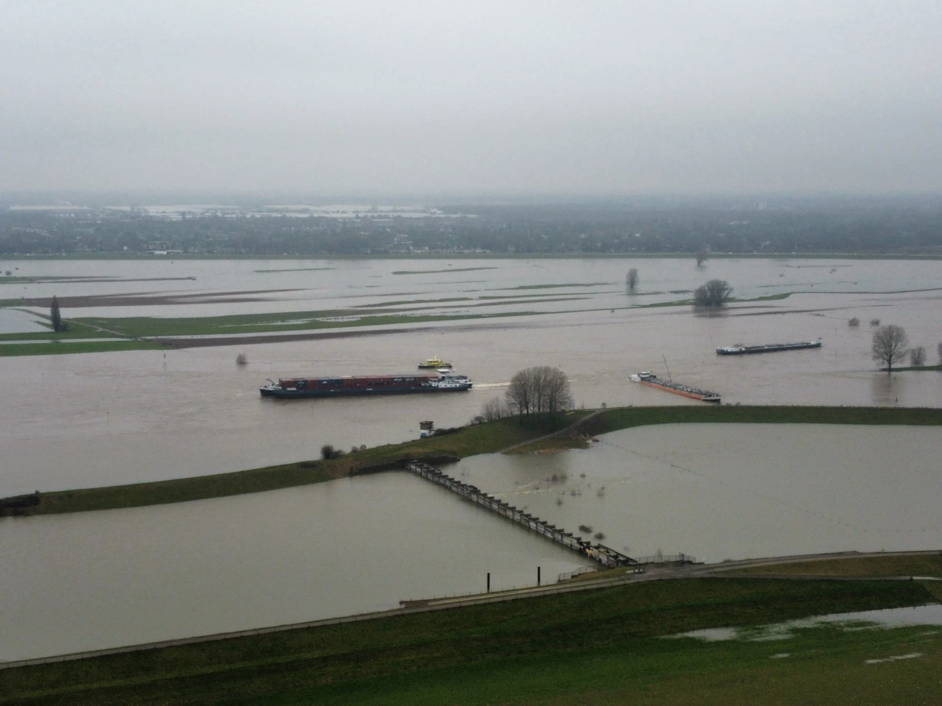 Groot binnenvaartschip ligt vast op de IJssel, scheepvaart geblokkeerd