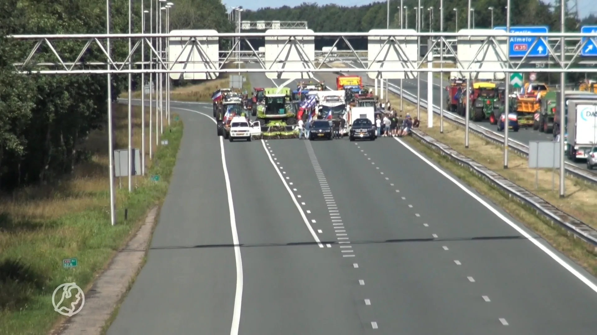 Actievoerende boeren barbecueën op geblokkeerde knooppunt Azelo