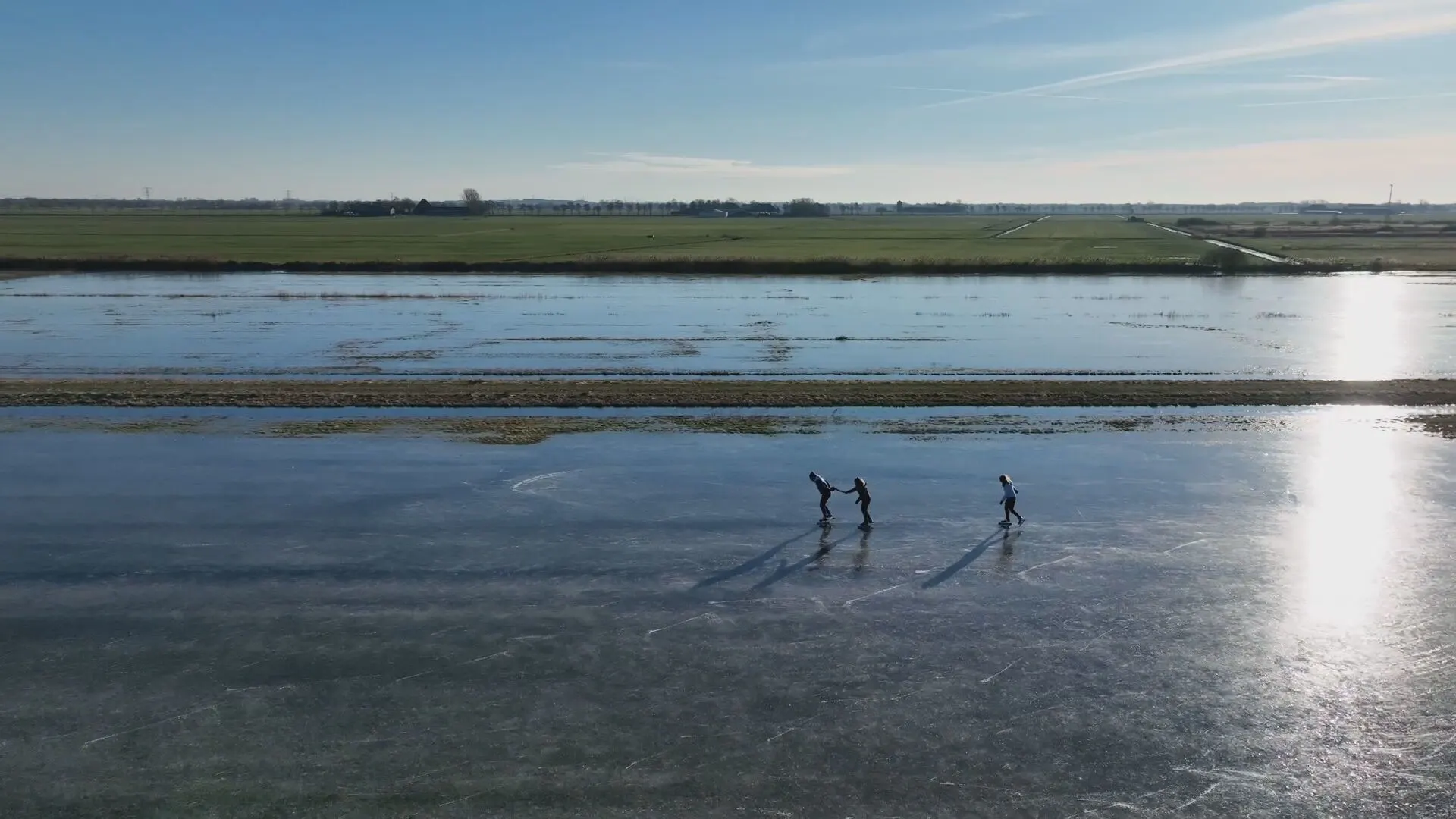 Prachtig beeld: volop schaatspret op tweede kerstdag