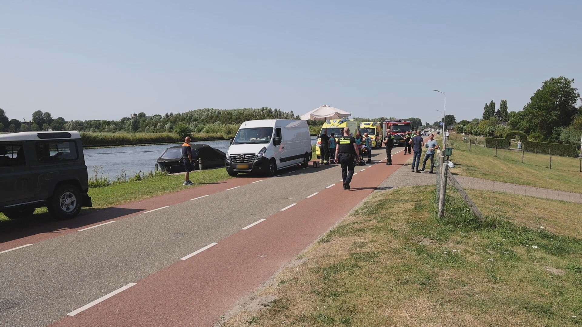 Wielrenner (75) overlijdt na botsing met bestelbus in Vijfhuizen